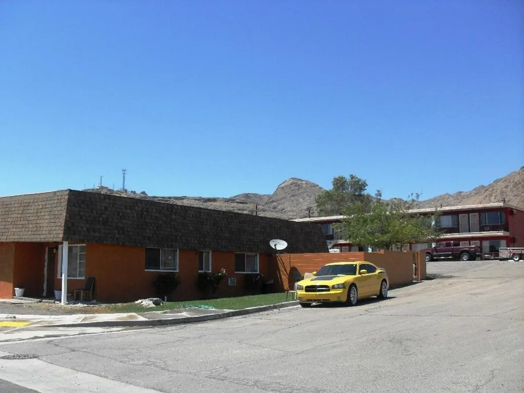 Facade/entrance in Western Ridge Motel