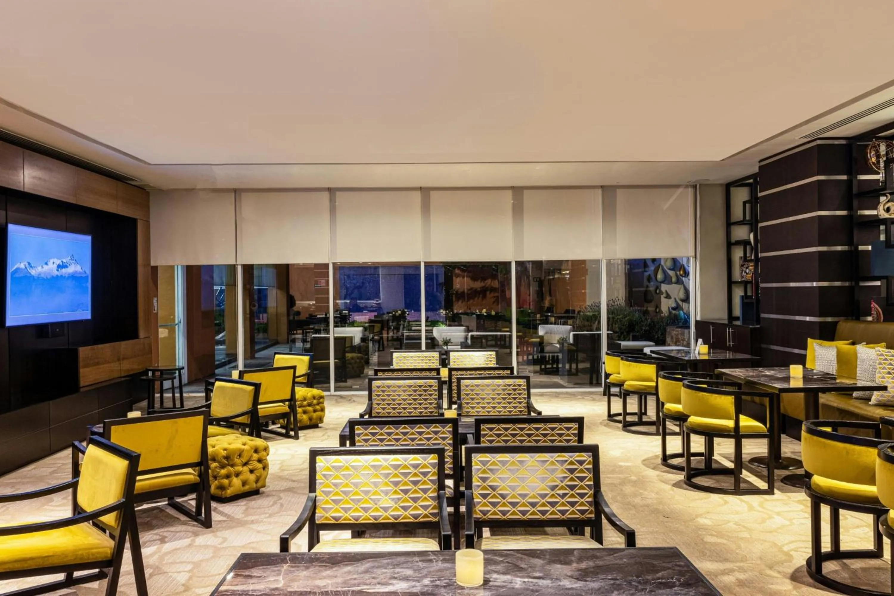 Lounge or bar in Courtyard Toluca Tollocan