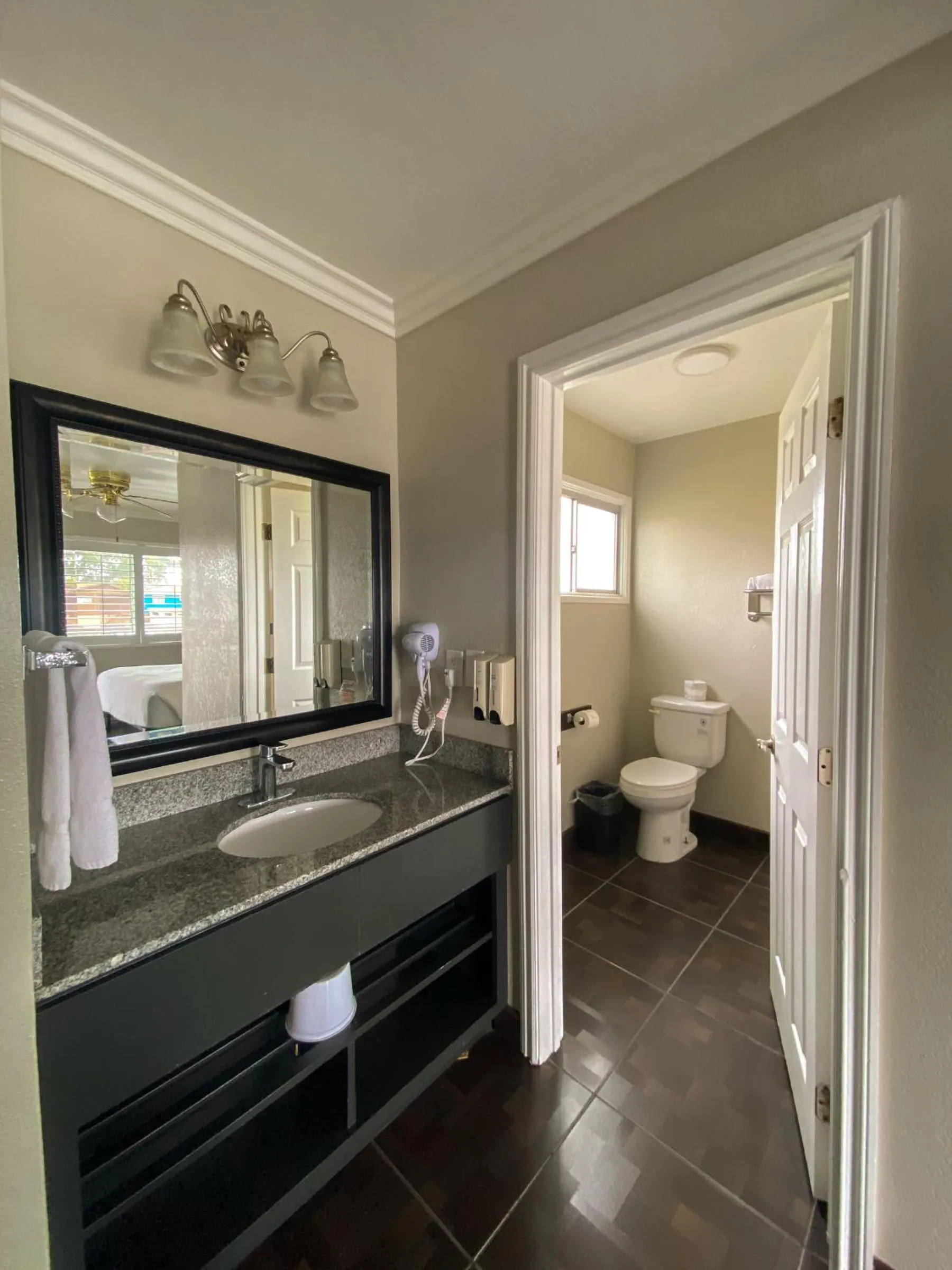 Bathroom in Rockview Inn and Suites