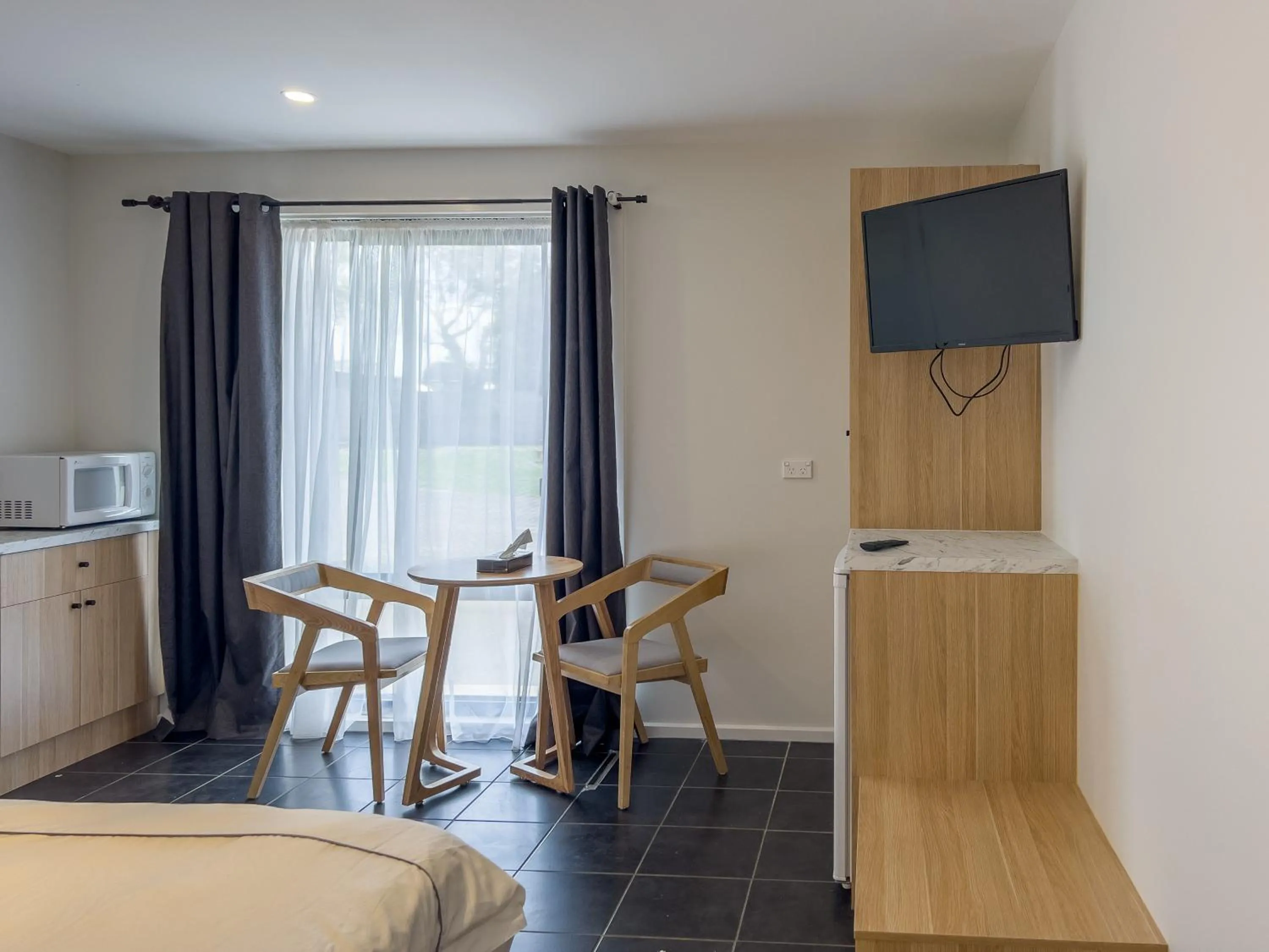 TV and multimedia, Bed in A1 Motels and Apartments Port Fairy