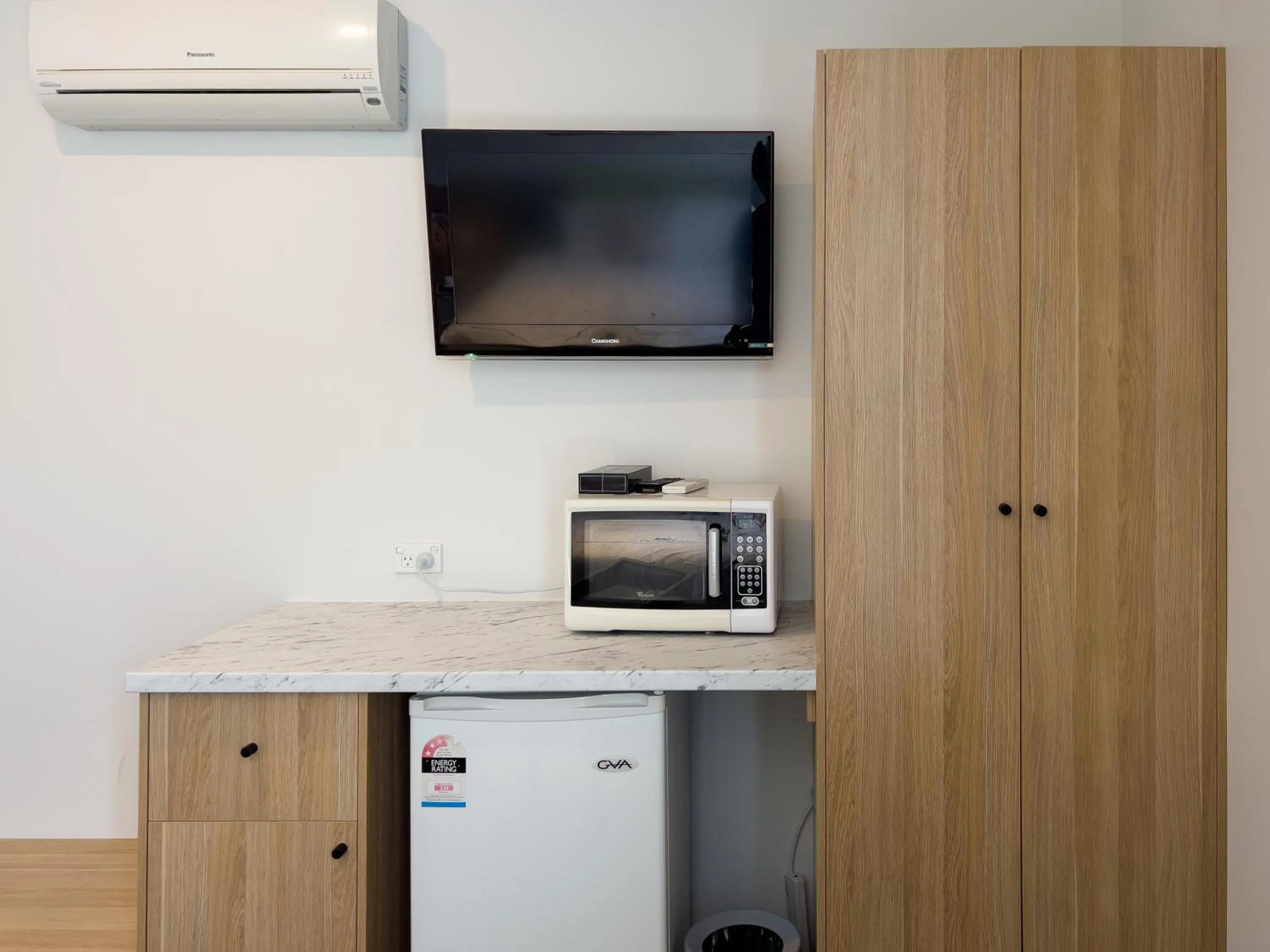 TV and multimedia in A1 Motels and Apartments Port Fairy