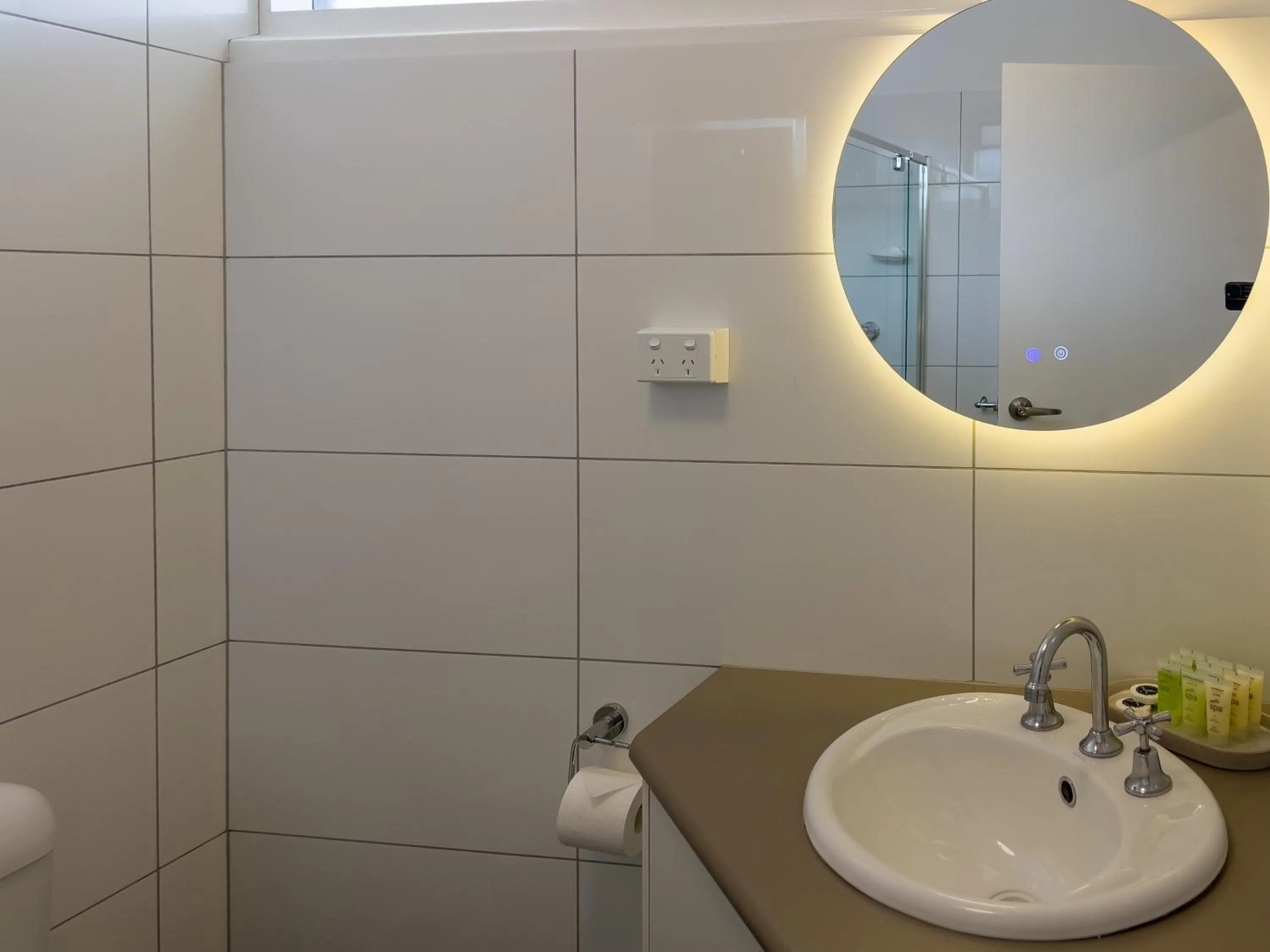 Bathroom in A1 Motels and Apartments Port Fairy