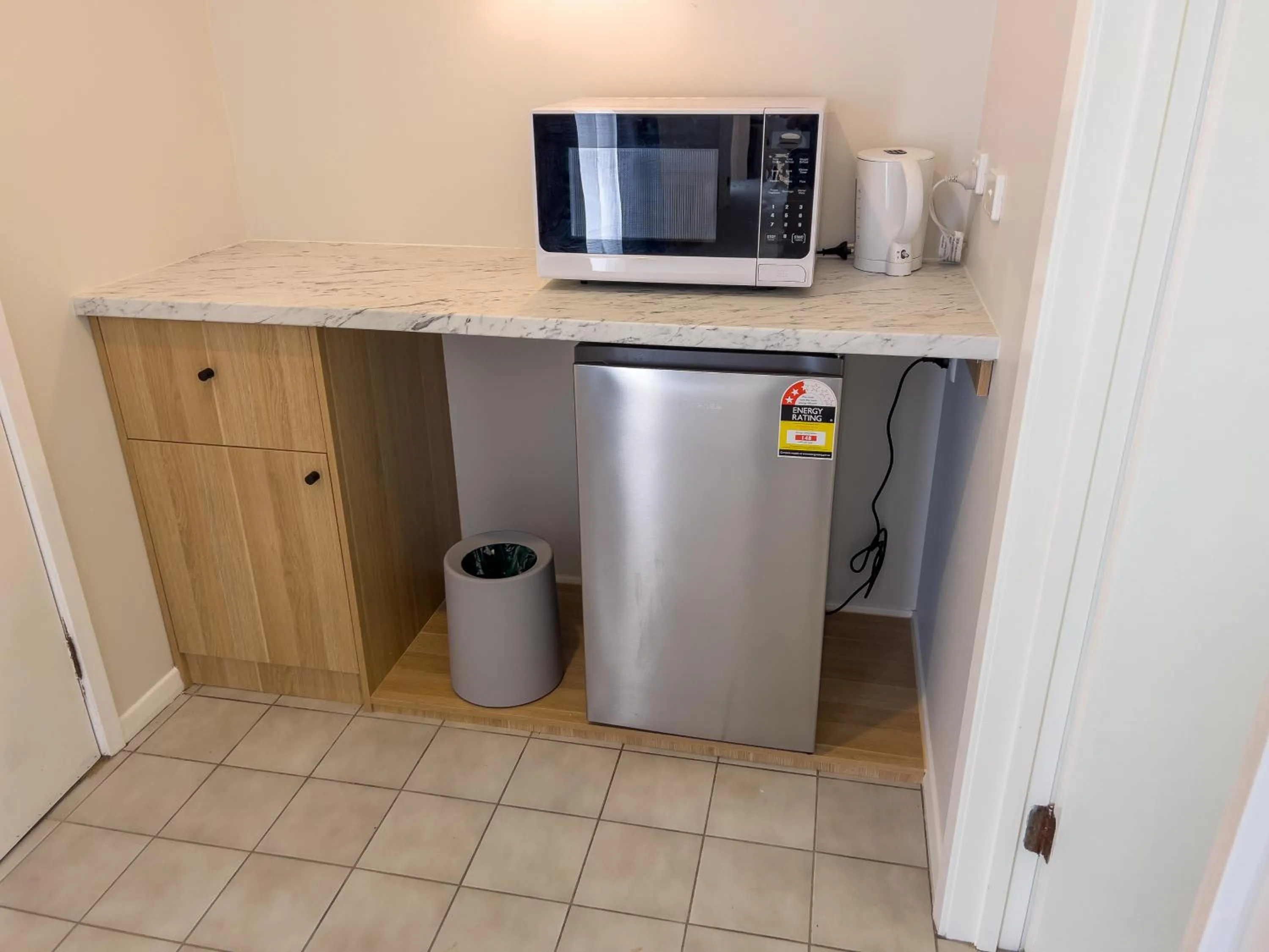 Kitchen or kitchenette in A1 Motels and Apartments Port Fairy
