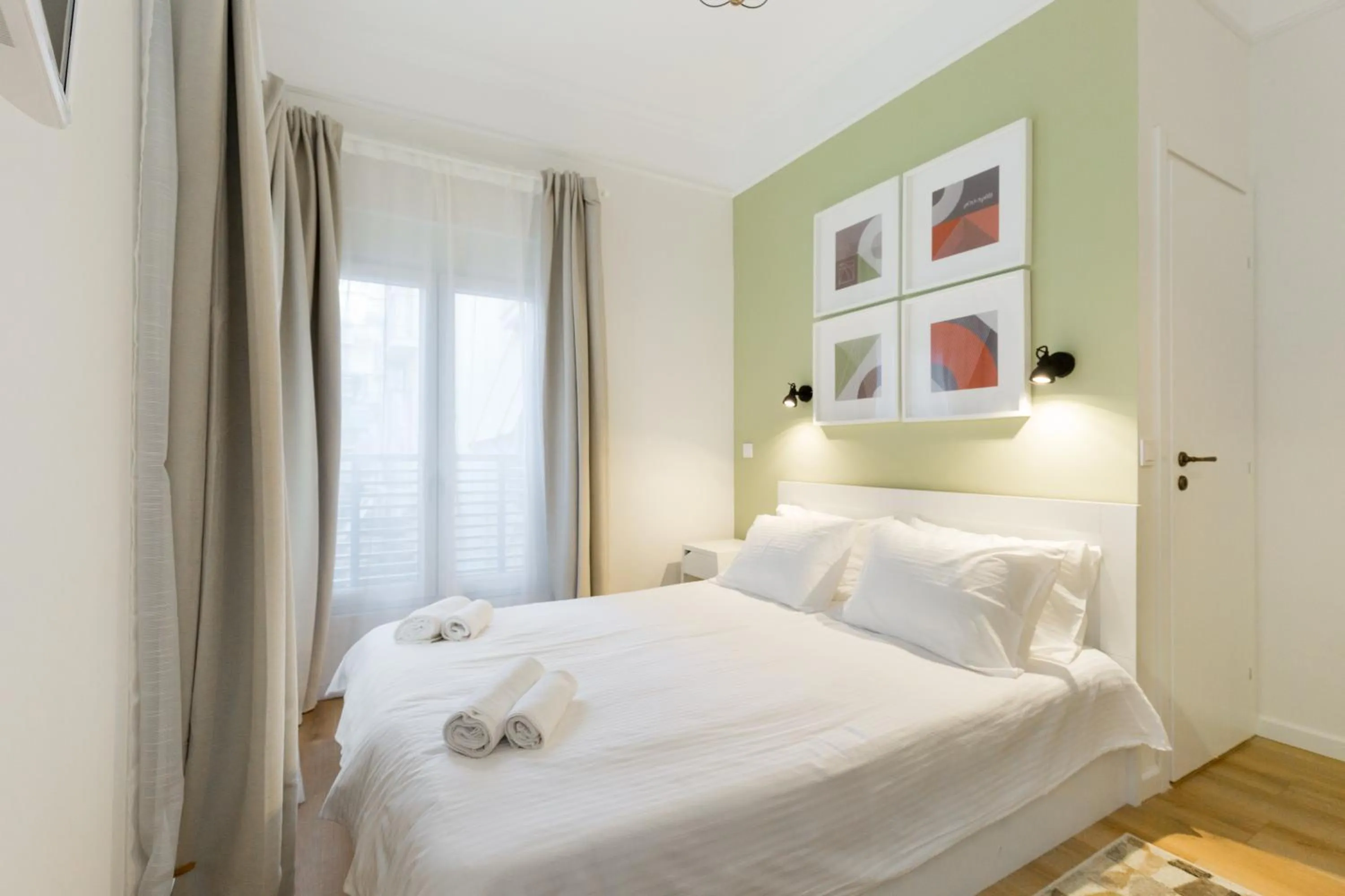 Photo of the whole room, Bed in Dinostratus House