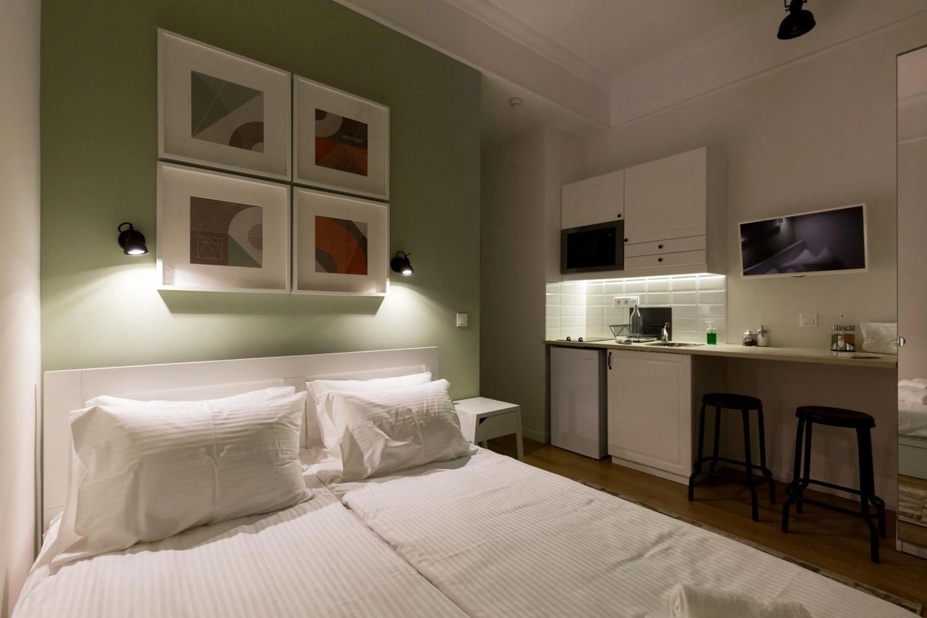 Photo of the whole room, Bed in Dinostratus House