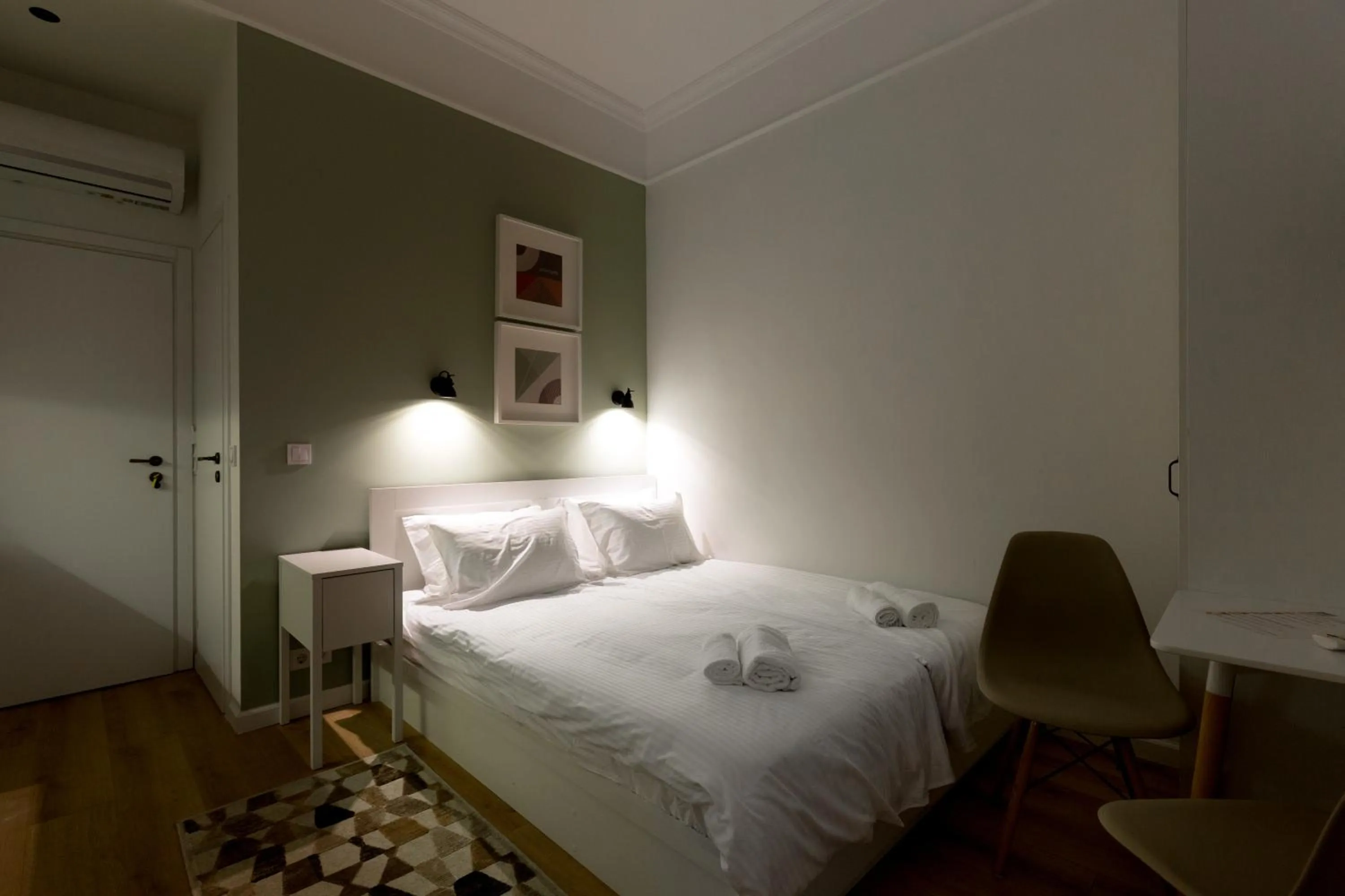 Photo of the whole room, Bed in Dinostratus House