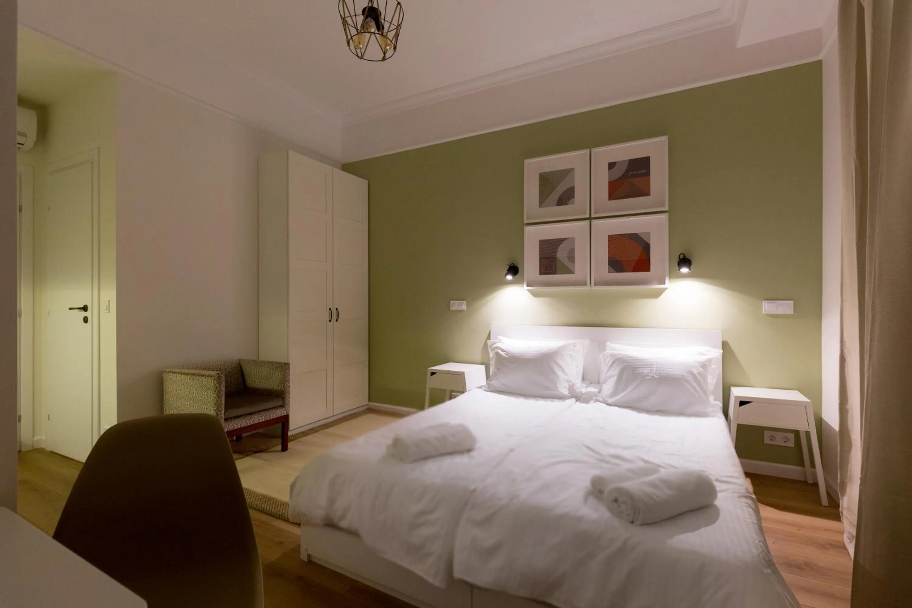 Photo of the whole room, Bed in Dinostratus House