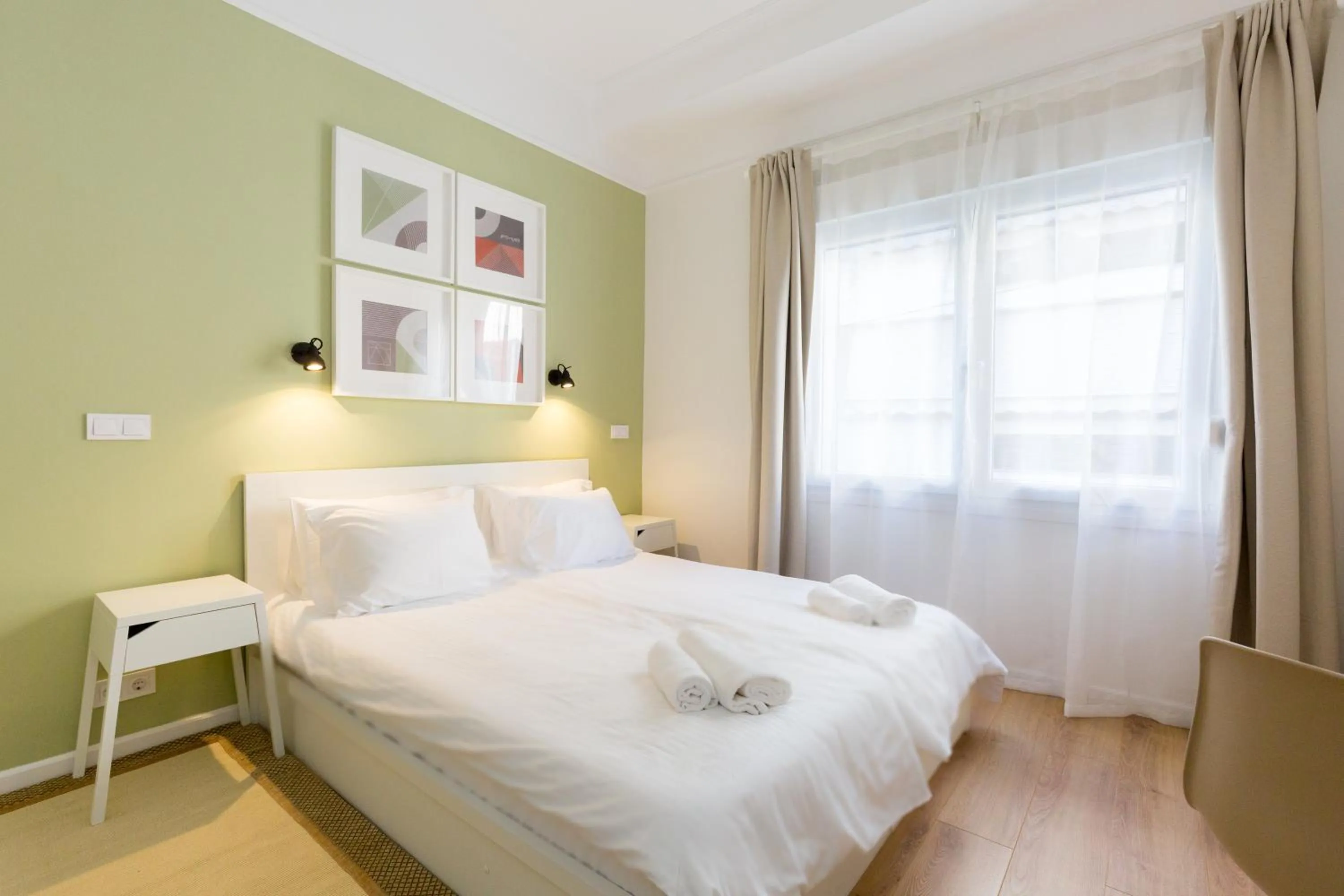 Photo of the whole room, Bed in Dinostratus House