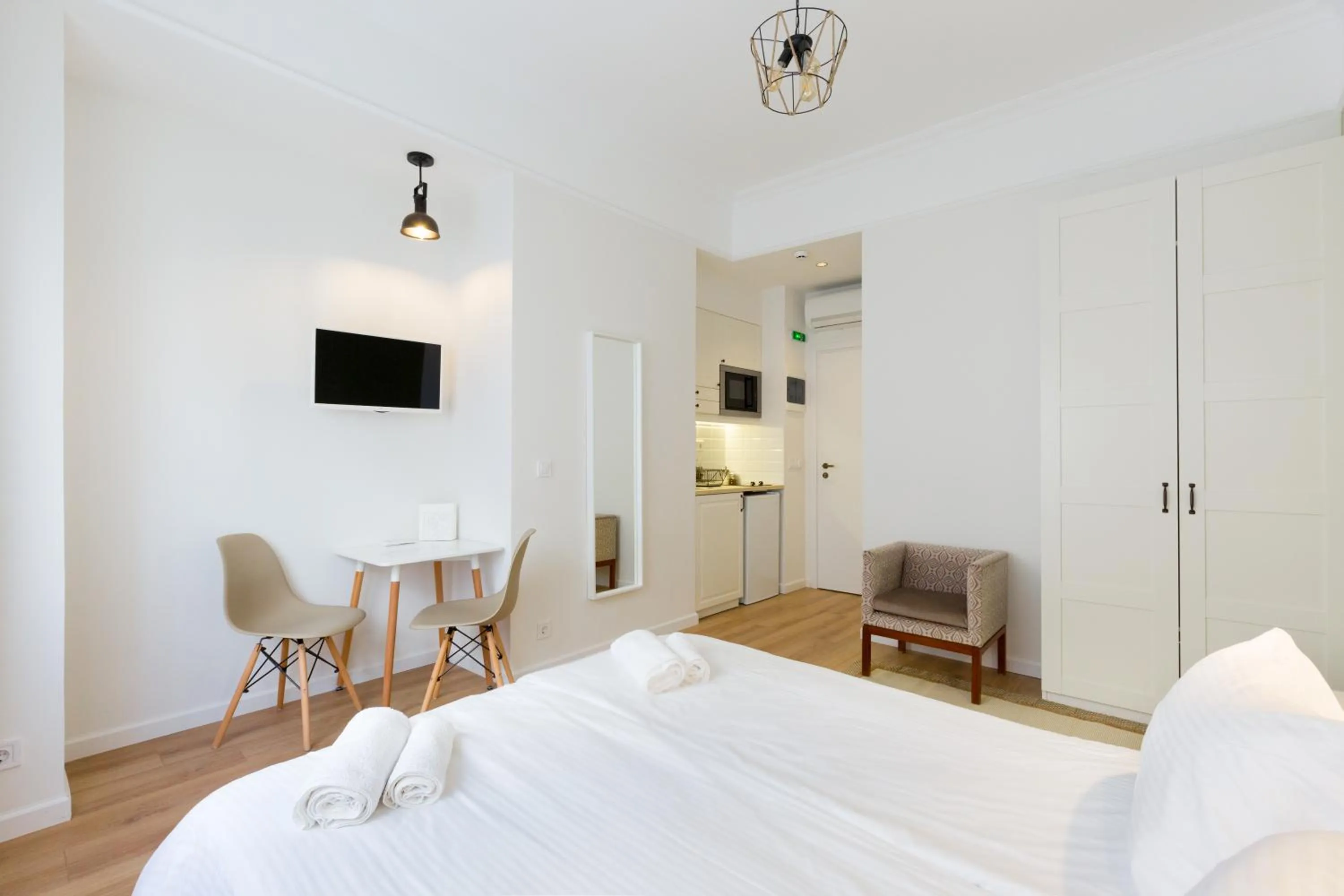 Photo of the whole room, Bed in Dinostratus House