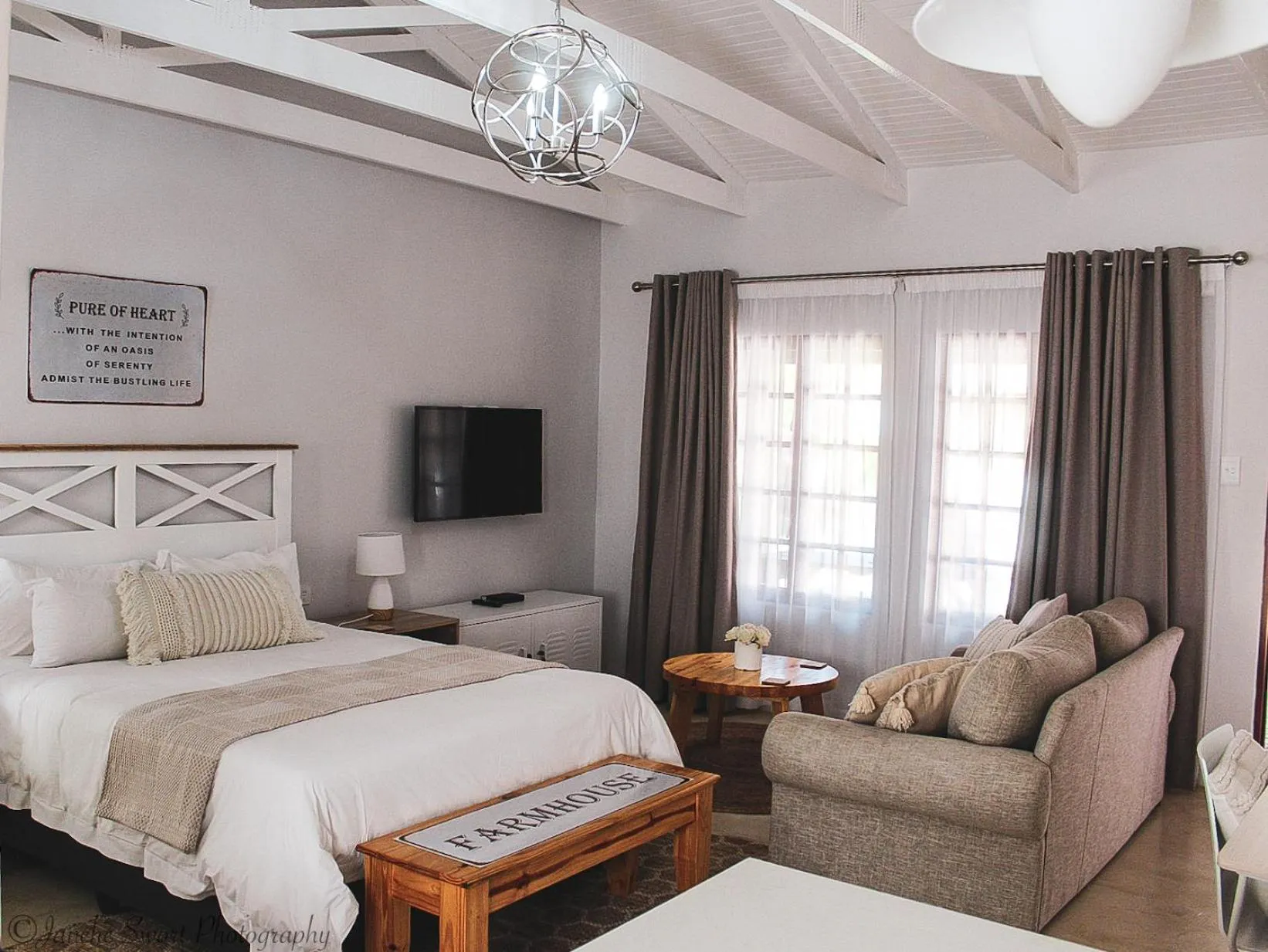 Photo of the whole room, Bed in Modern Farm