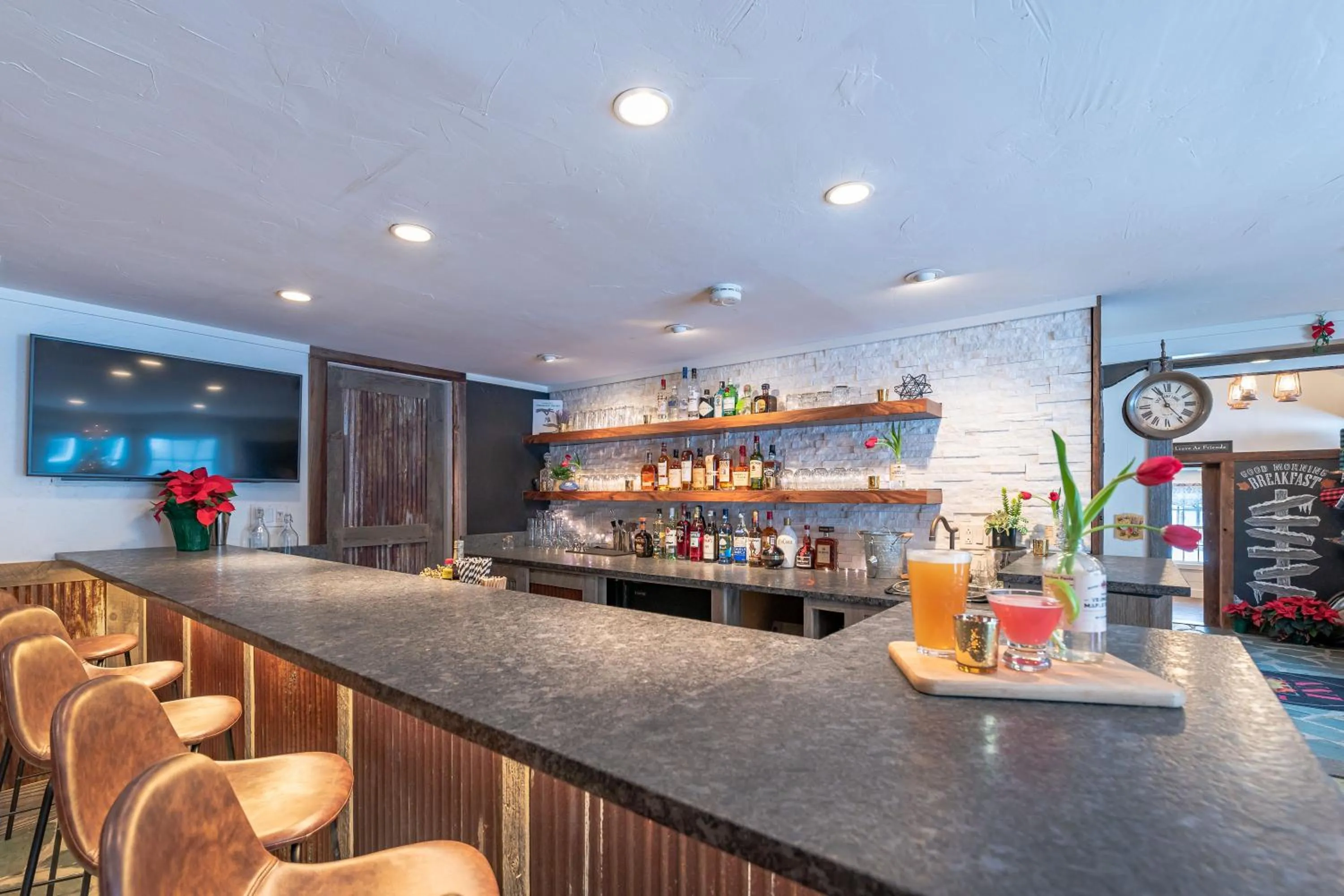 Lounge or bar in The Barnstead Inn