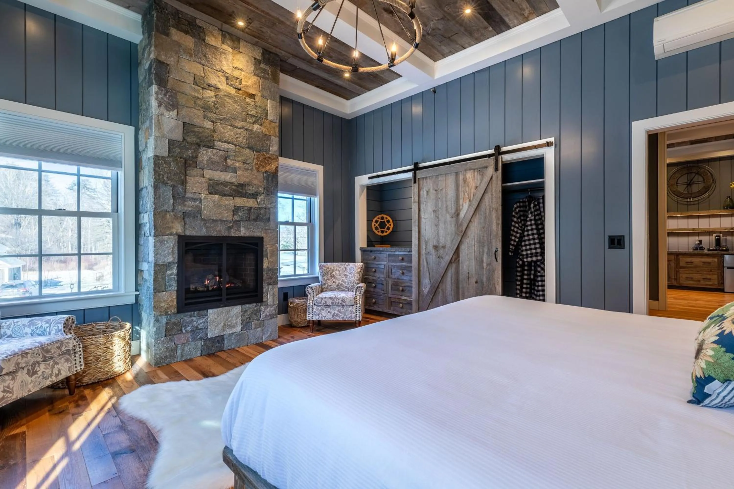 Seating area, Bed in The Barnstead Inn