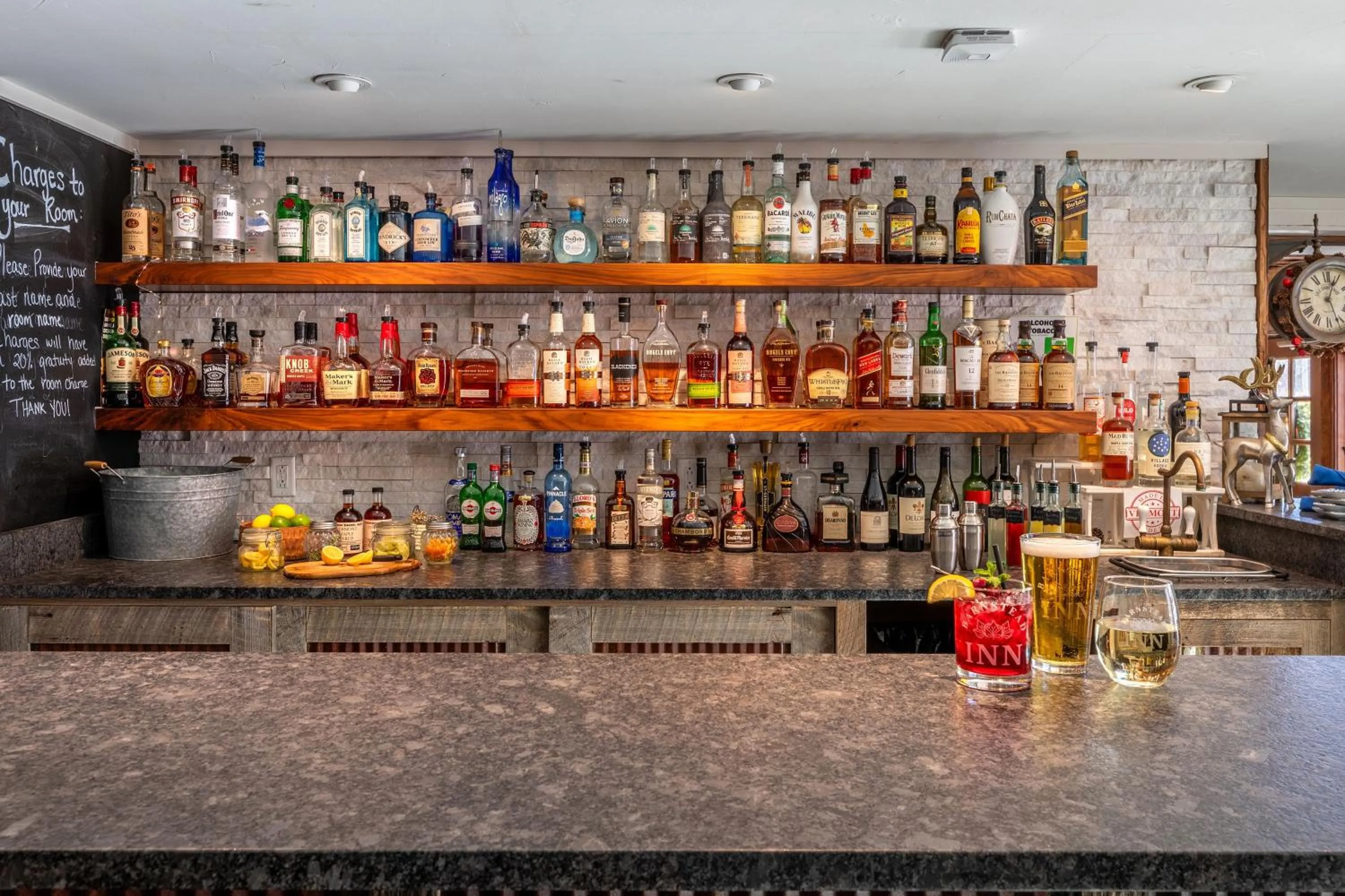 Lounge or bar in The Barnstead Inn