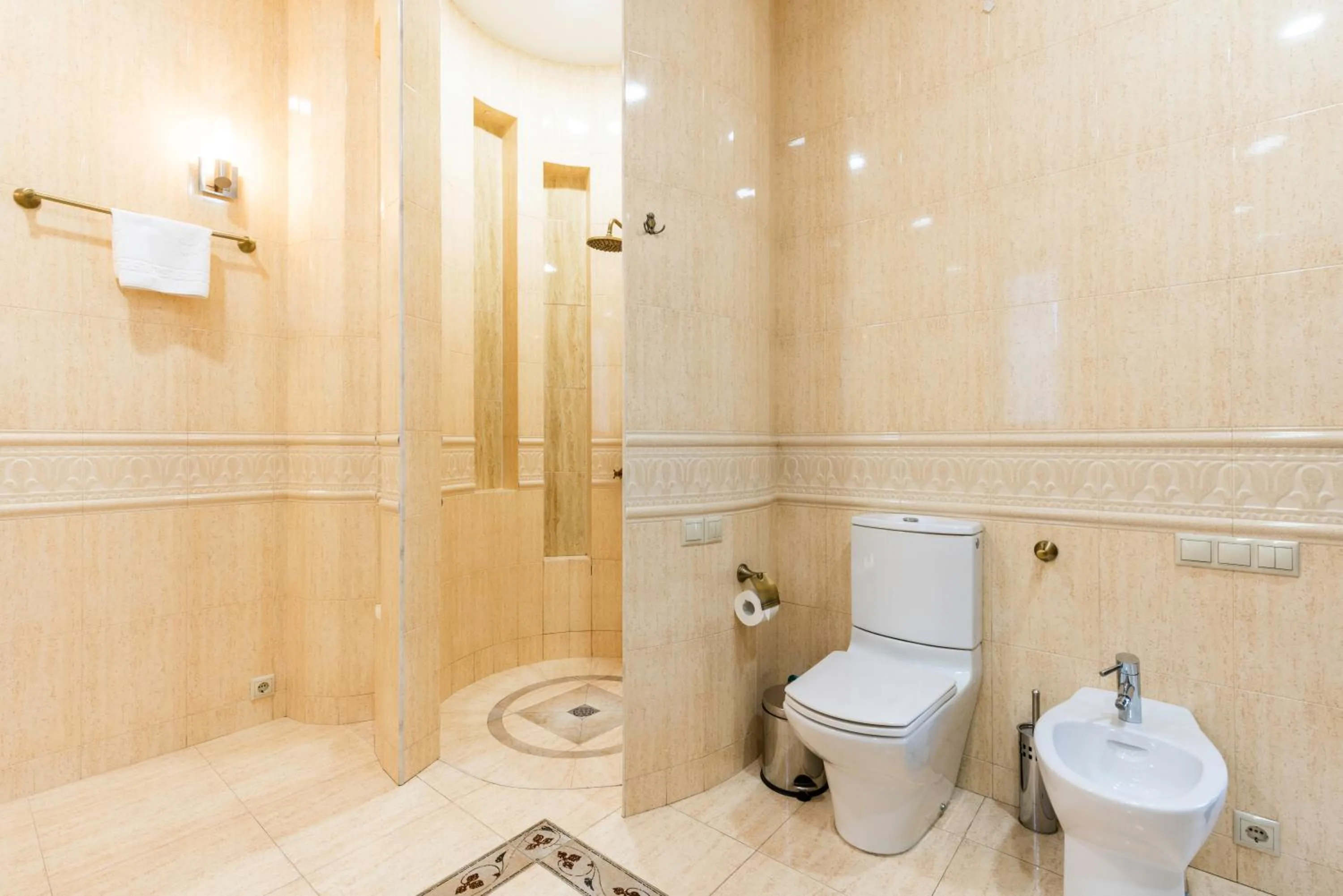 Shower in Hotel Flower