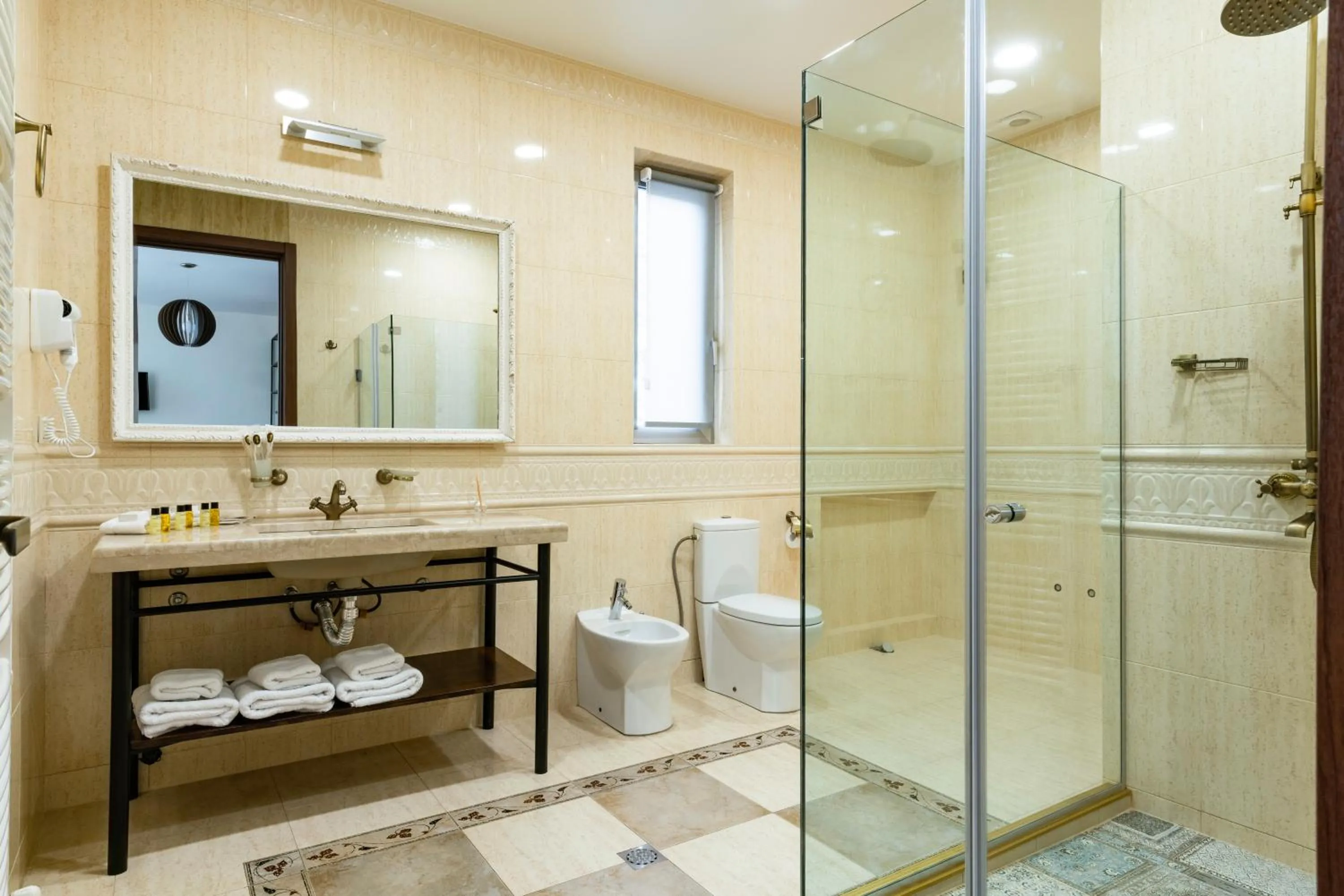 Shower in Hotel Flower