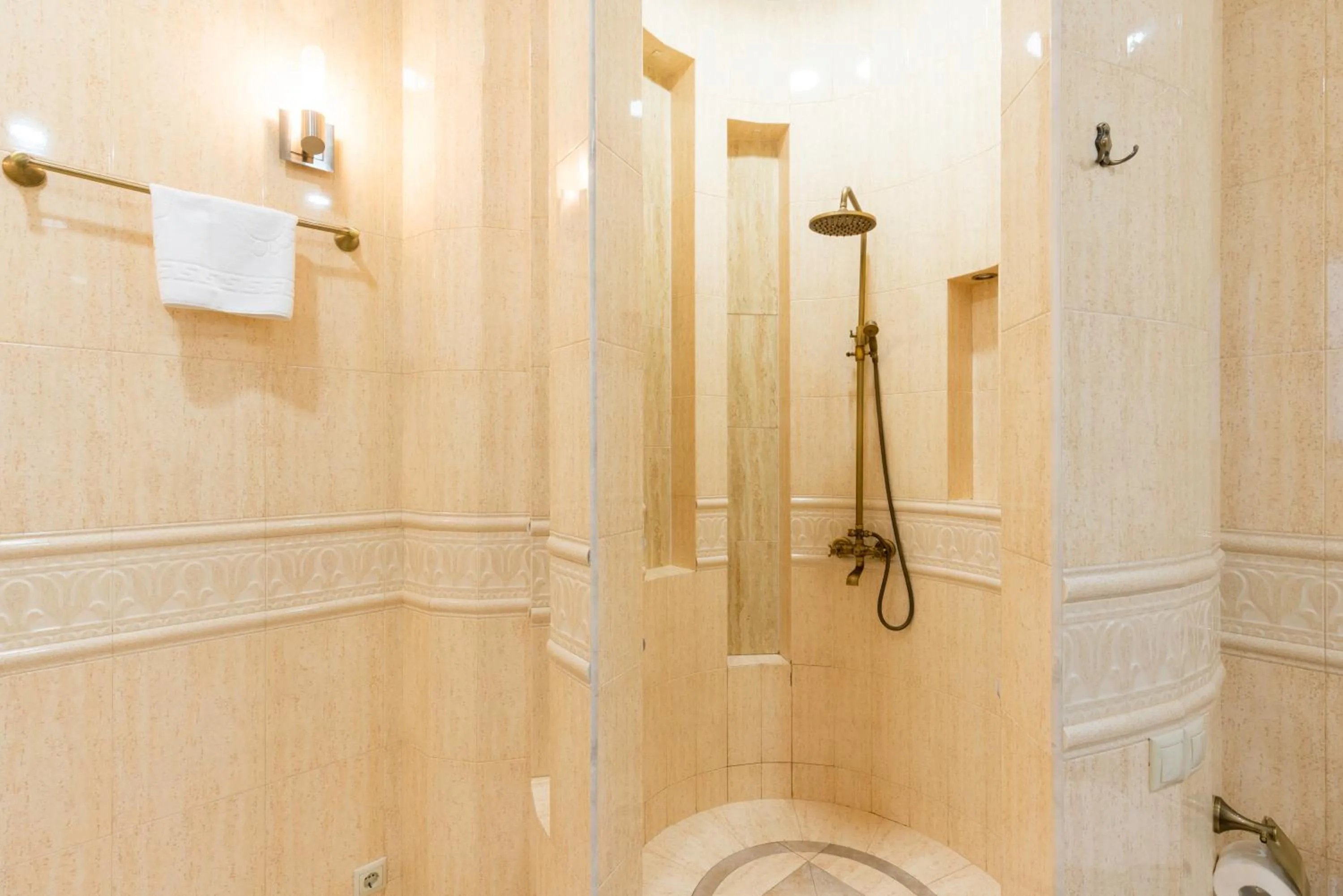 Shower in Hotel Flower