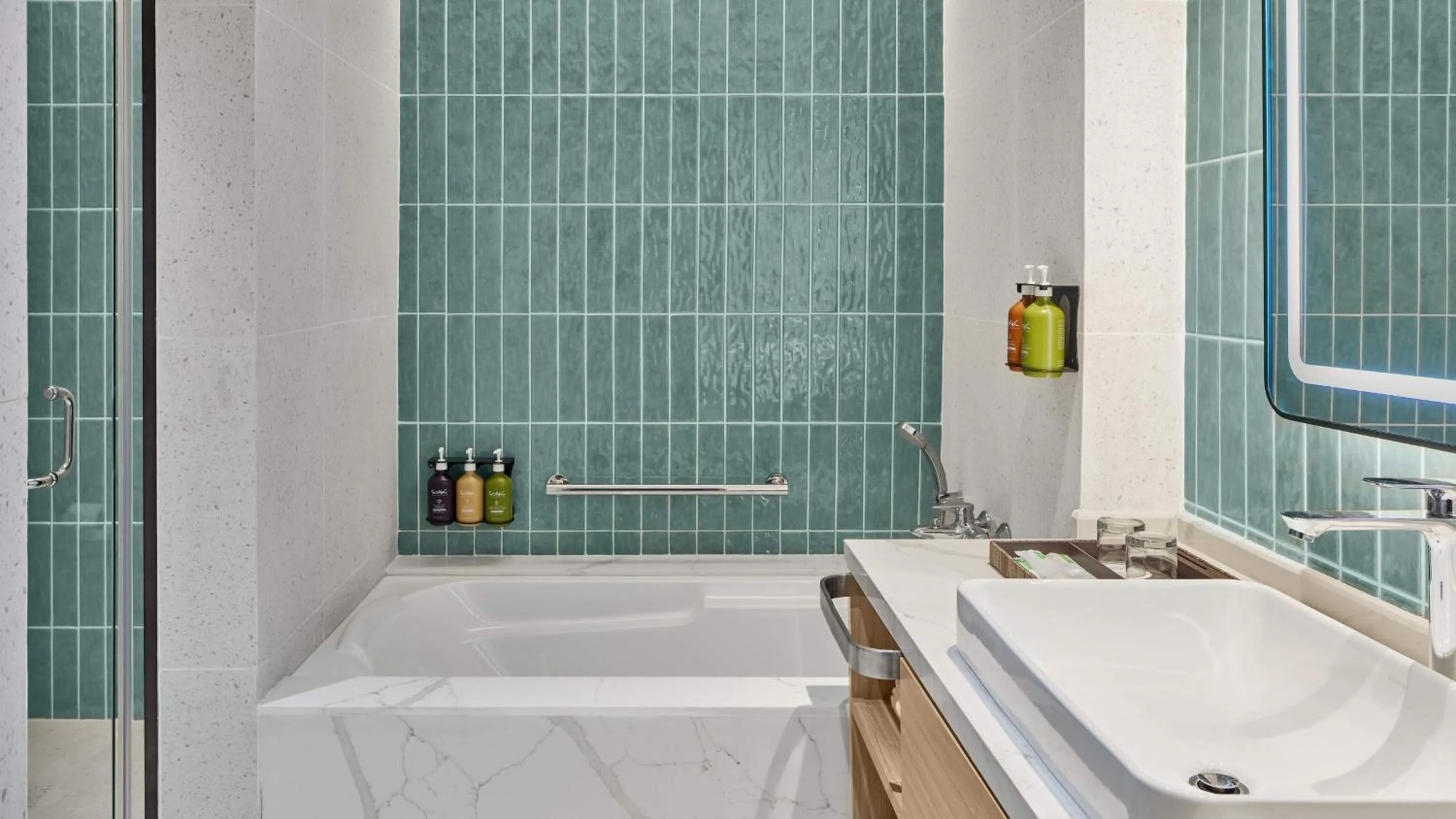 Photo of the whole room in Holiday Inn & Suites Makati by IHG