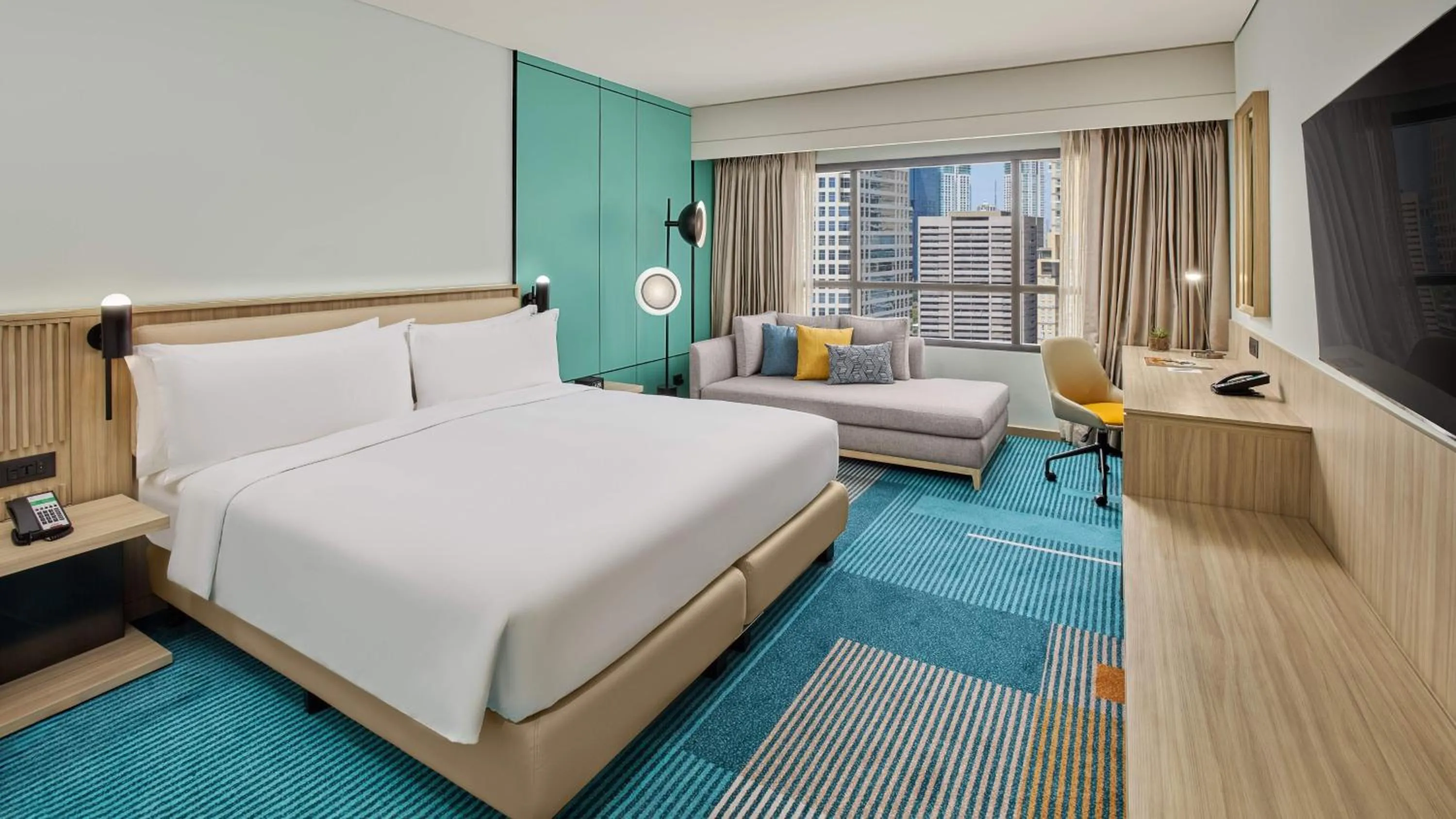 Photo of the whole room, Bed in Holiday Inn & Suites Makati by IHG