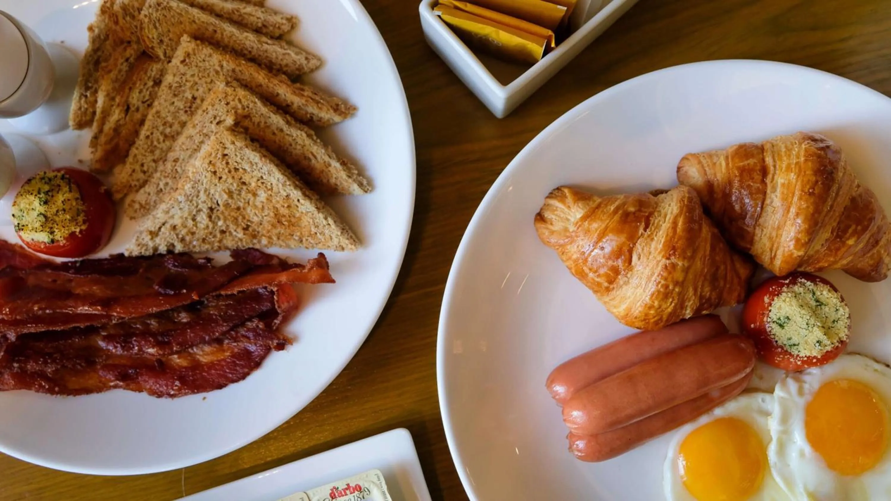 Restaurant/places to eat in Holiday Inn & Suites Makati by IHG