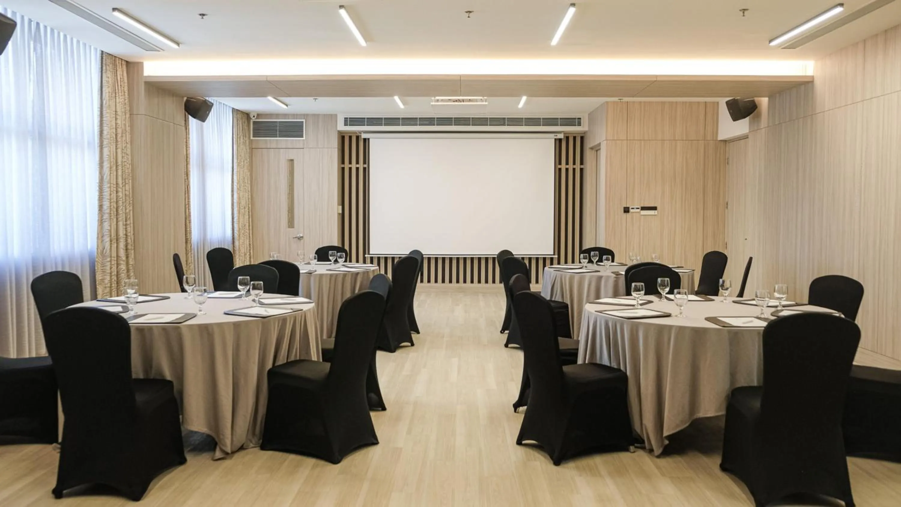 Meeting/conference room in Holiday Inn & Suites Makati by IHG