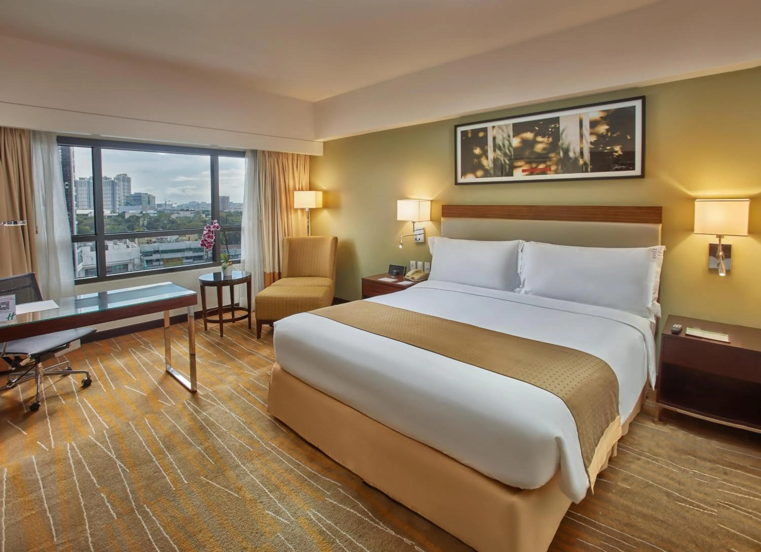 Photo of the whole room, Bed in Holiday Inn & Suites Makati by IHG