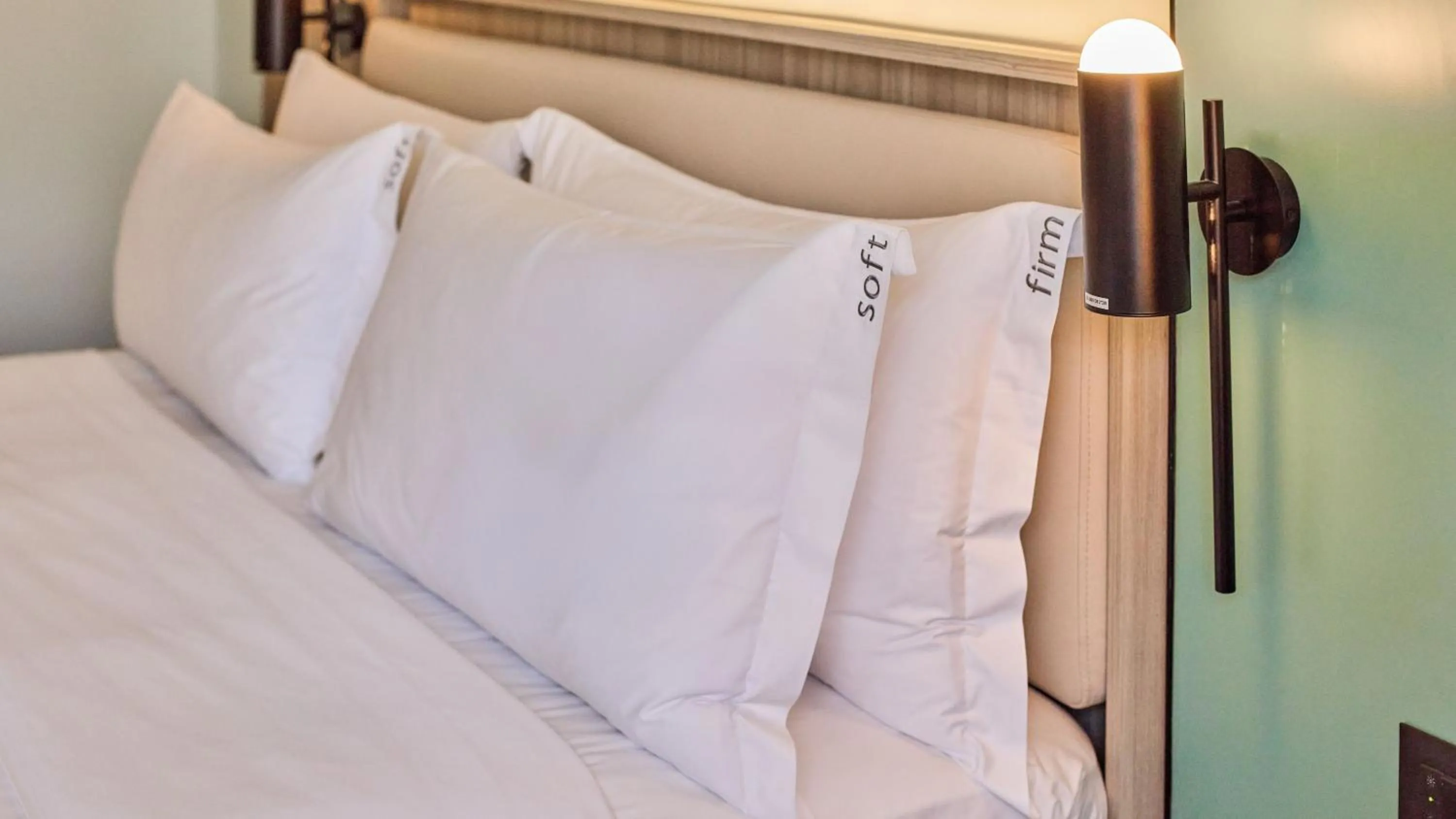 Photo of the whole room, Bed in Holiday Inn & Suites Makati by IHG