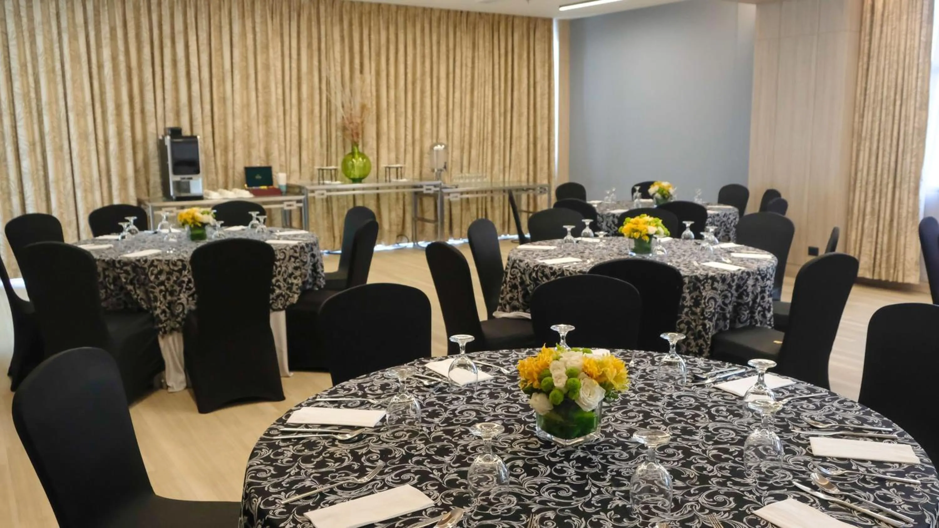 Meeting/conference room in Holiday Inn & Suites Makati by IHG