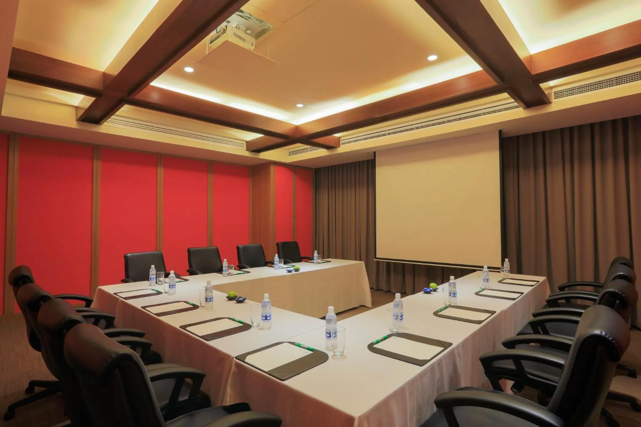 Meeting/conference room in Holiday Inn & Suites Makati by IHG