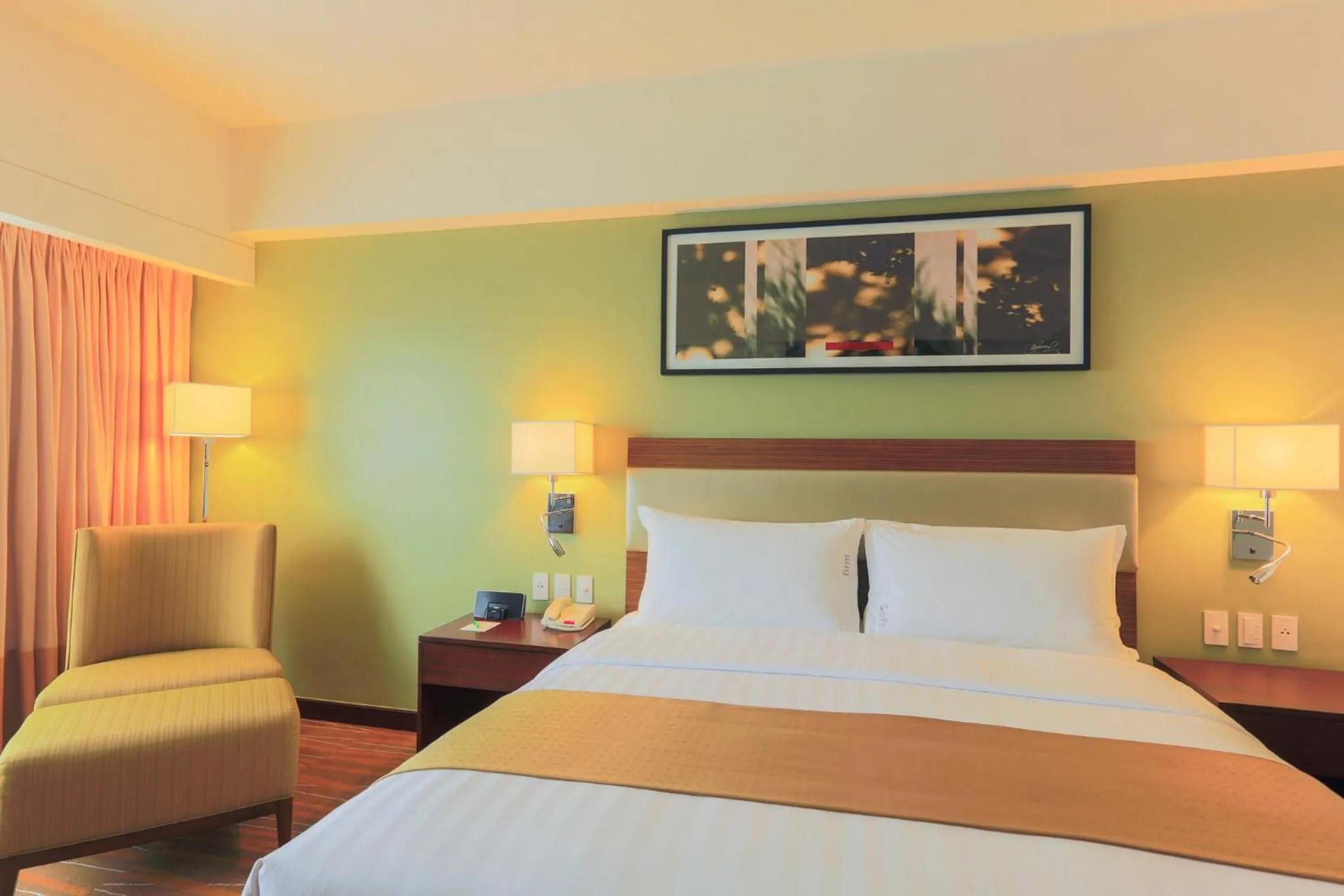 Photo of the whole room, Bed in Holiday Inn & Suites Makati by IHG