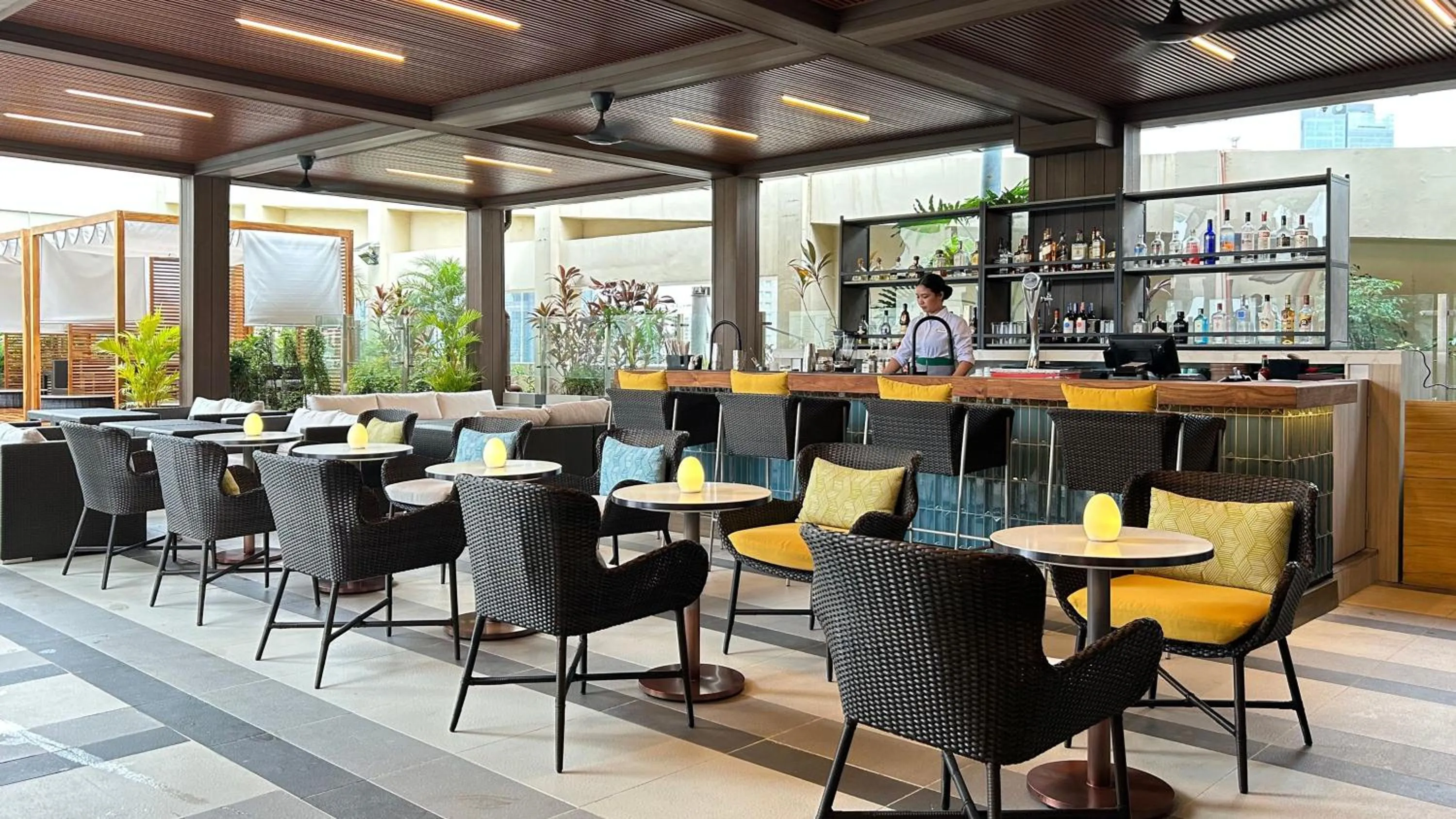 Restaurant/places to eat in Holiday Inn & Suites Makati by IHG