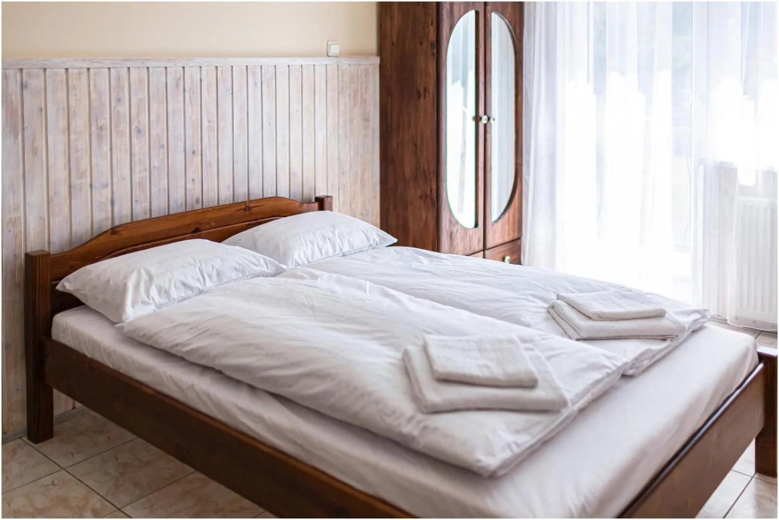Photo of the whole room, Bed in Willa Marlin