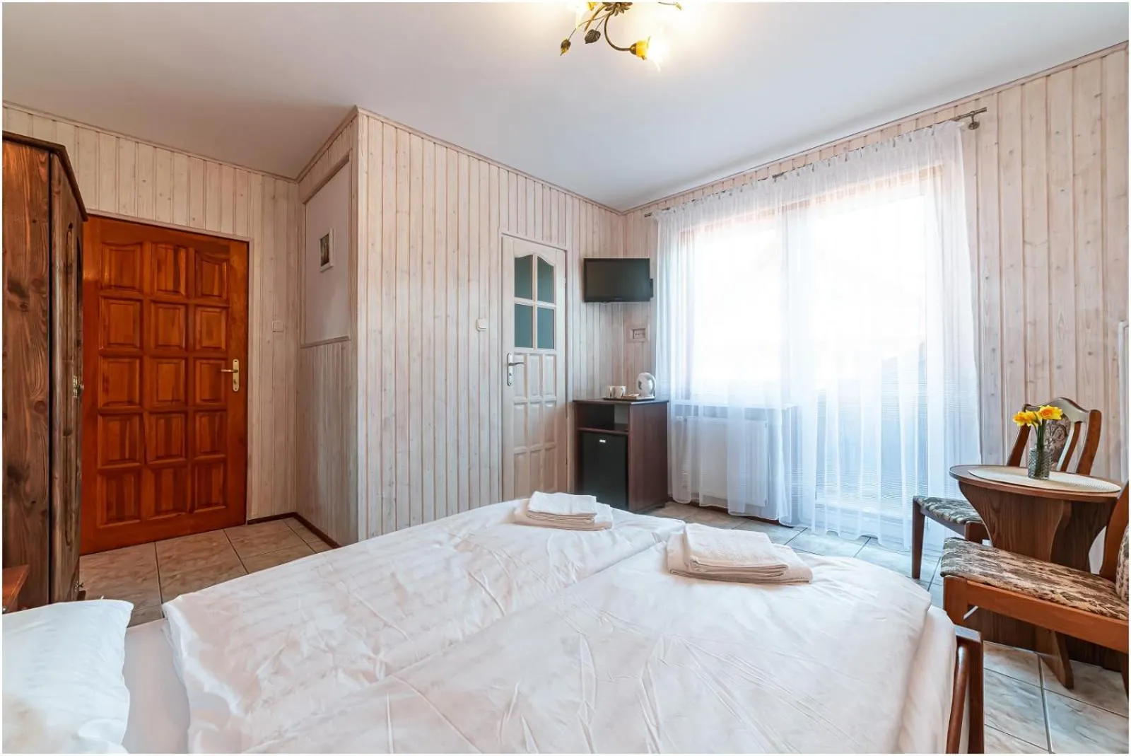 Photo of the whole room, Bed in Willa Marlin
