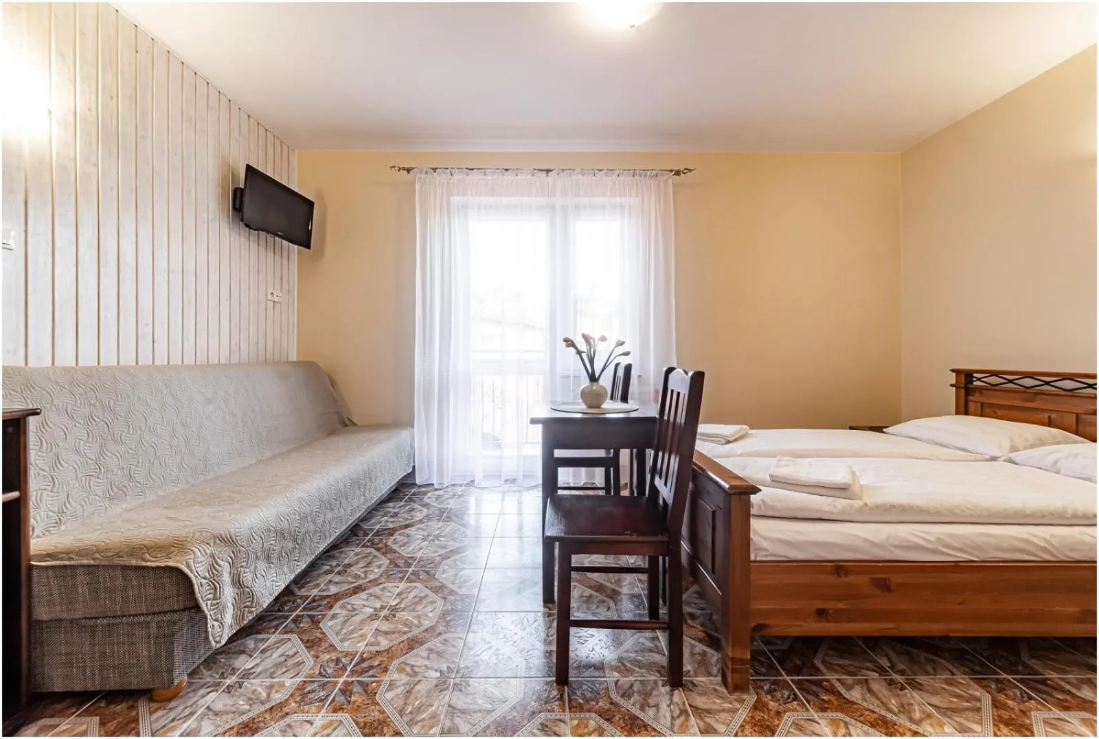 Photo of the whole room, Bed in Willa Marlin