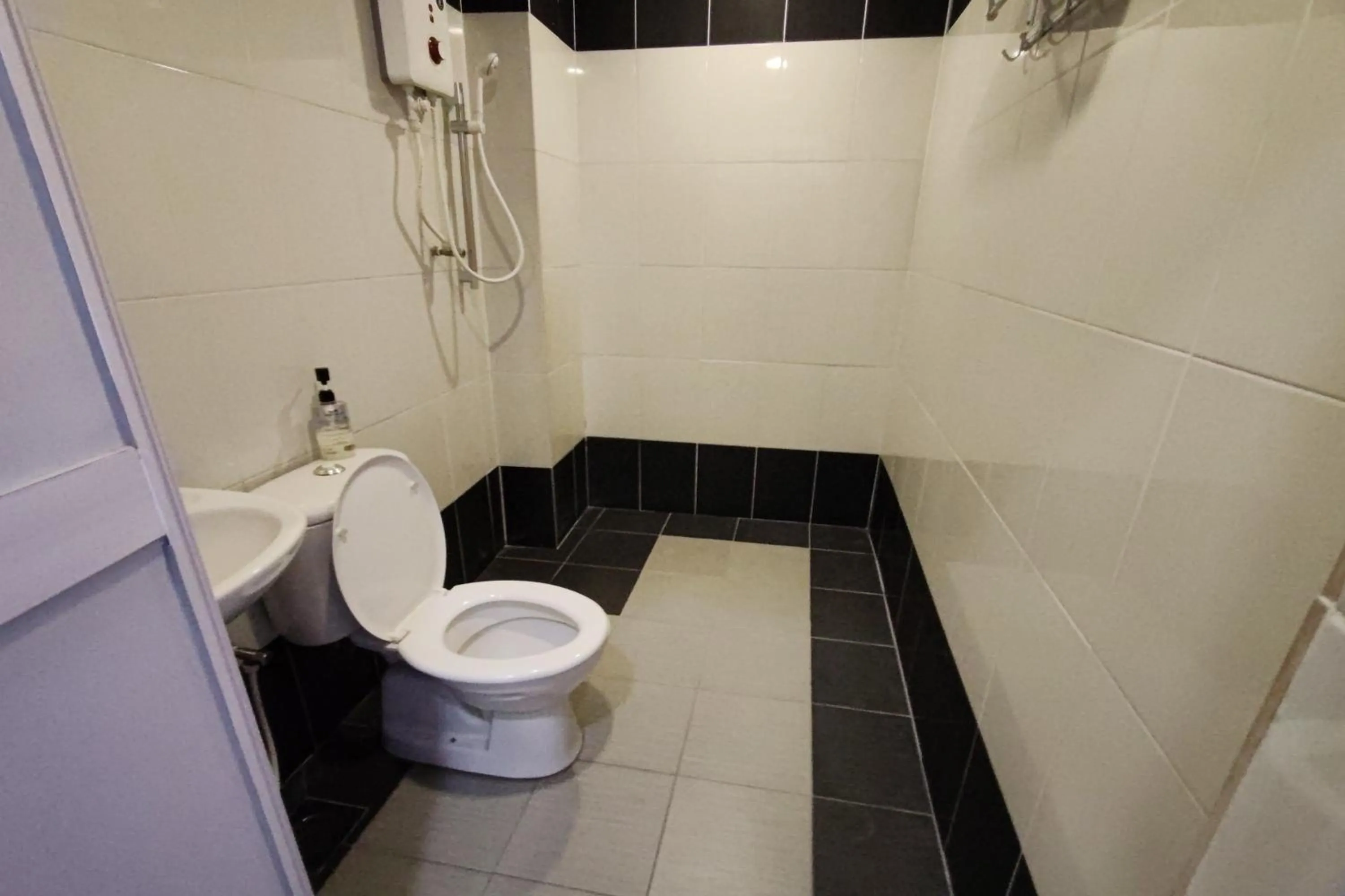 Bathroom in OYO 43934 Nova Hotel