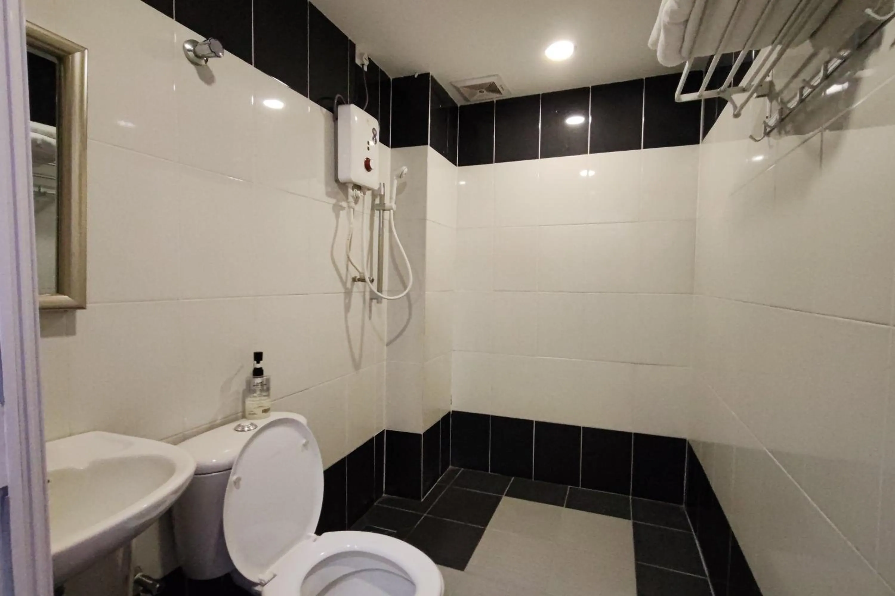 Bathroom in OYO 43934 Nova Hotel