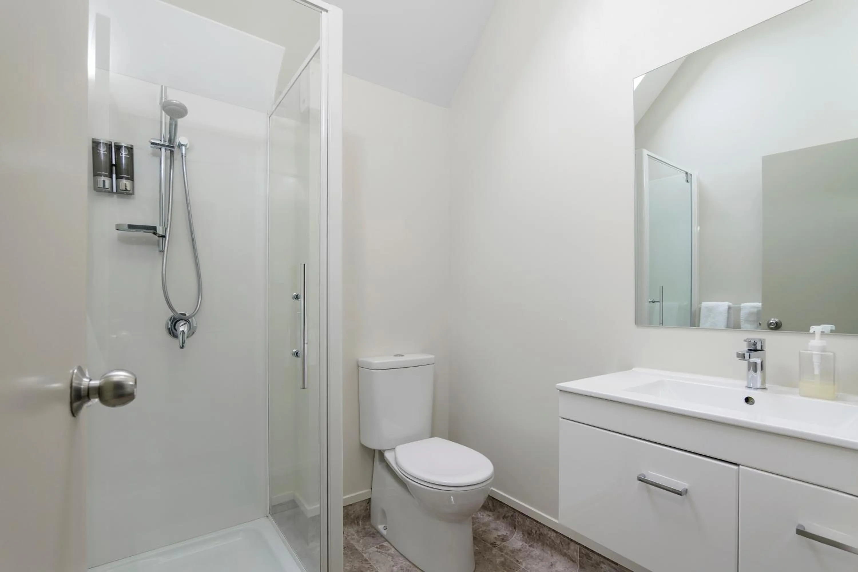 Shower in Bella Vista Motel & Apartments Christchurch