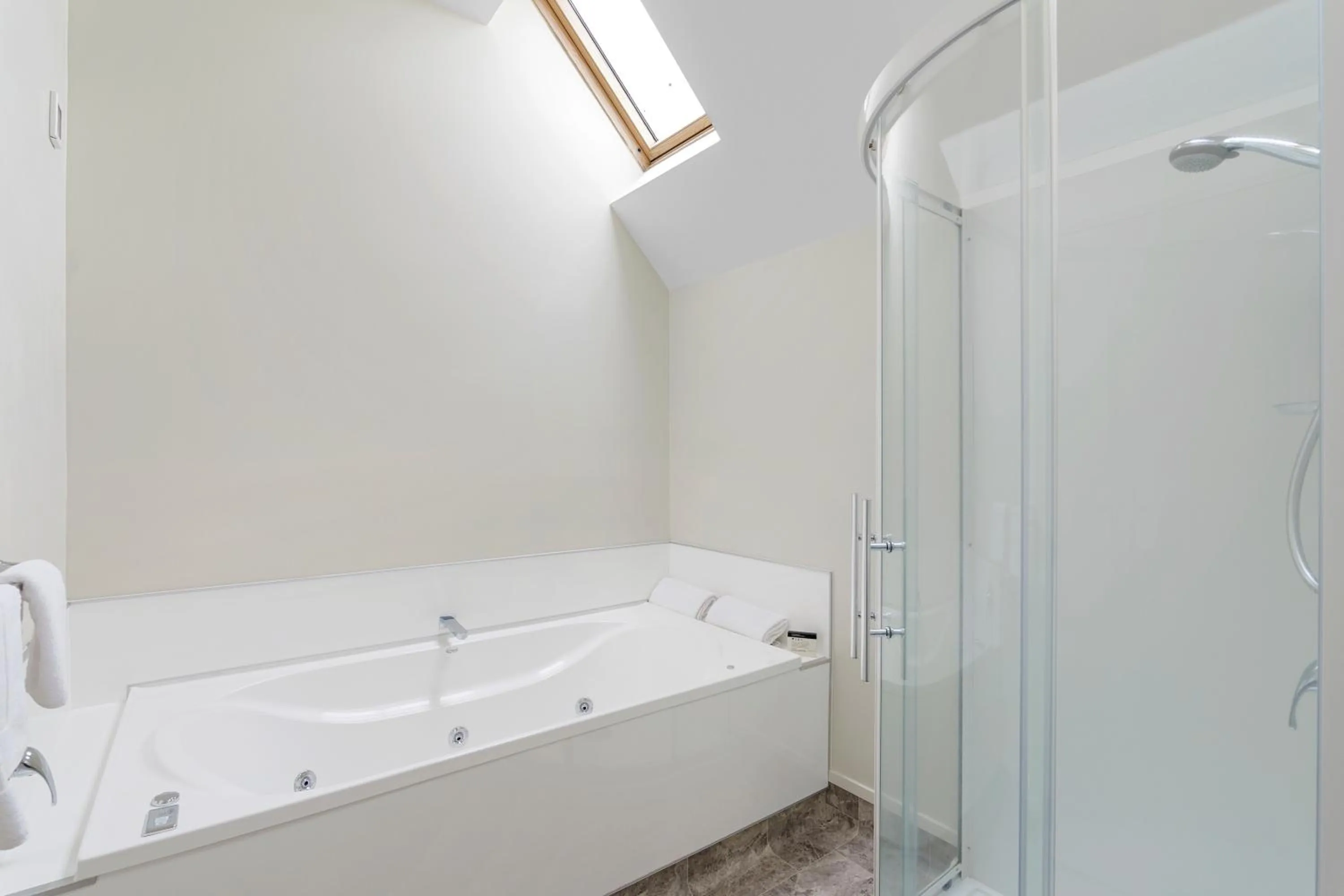 Shower in Bella Vista Motel & Apartments Christchurch