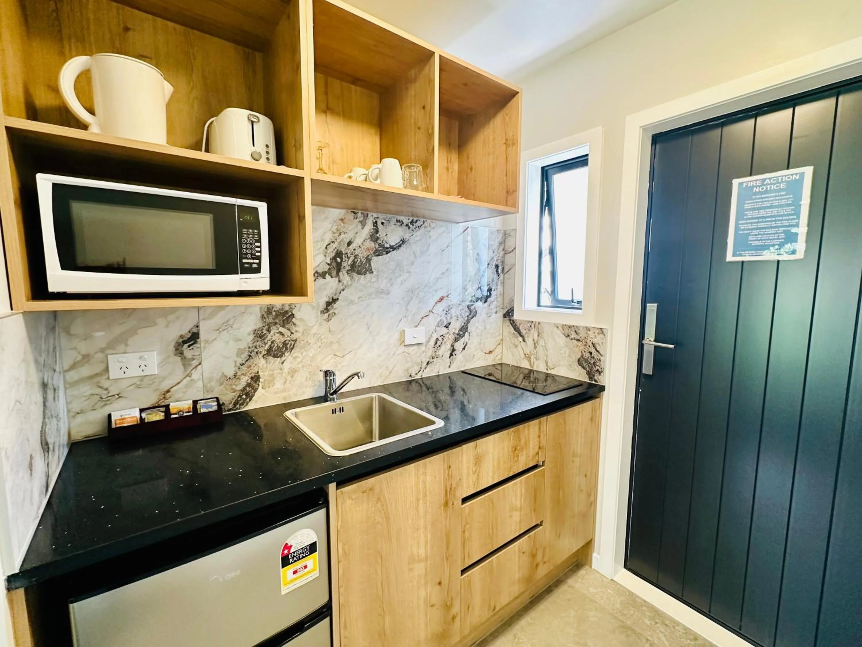 Kitchen or kitchenette in Airport Gold Star Motel