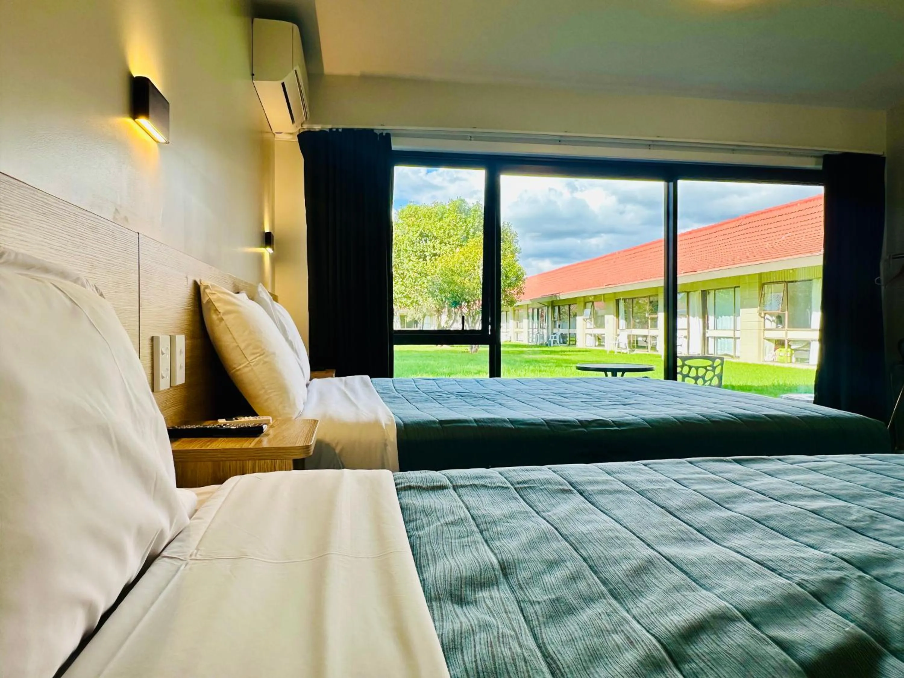 Bed in Airport Gold Star Motel