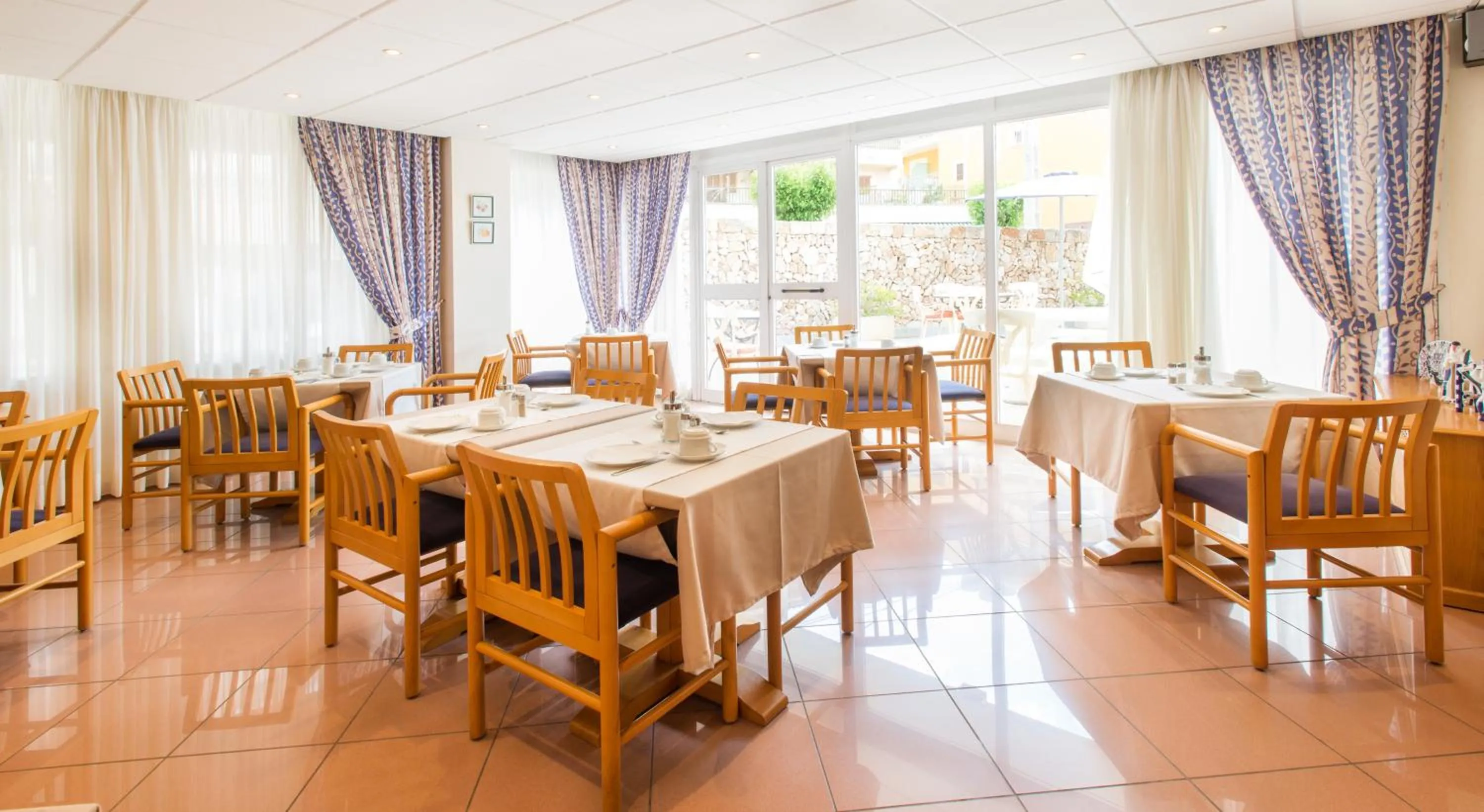 Restaurant/places to eat in Hostal Residencia Sutimar