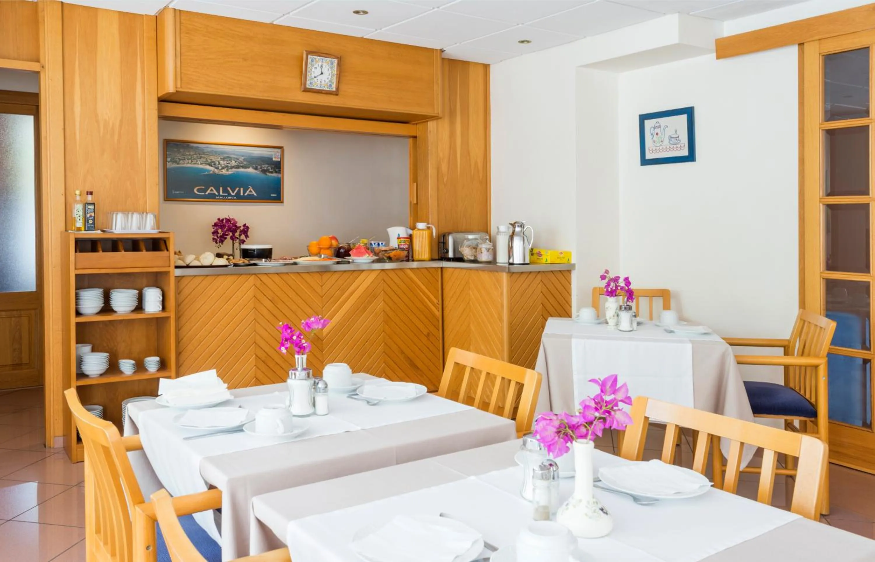 Restaurant/places to eat in Hostal Residencia Sutimar