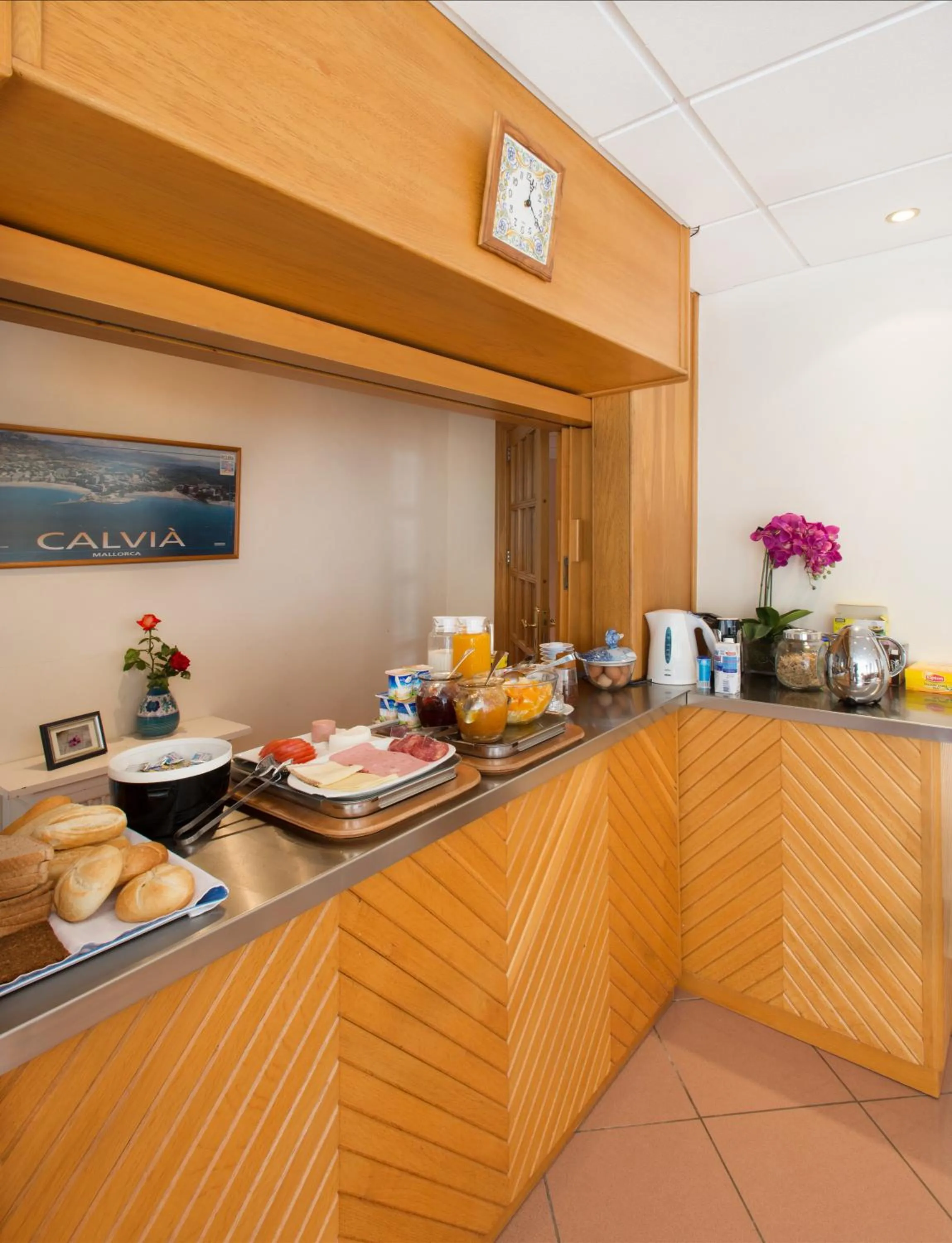 Buffet breakfast in Hostal Residencia Sutimar