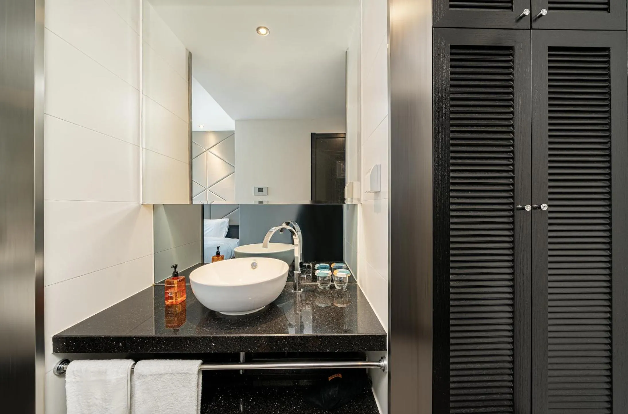 Toilet in Orange Hotel Shanghai Hongqiao Airport Dingbian Road Subway Station Branch - Free Hongqiao Airport & Hongqiao Train station Shuttle Bus