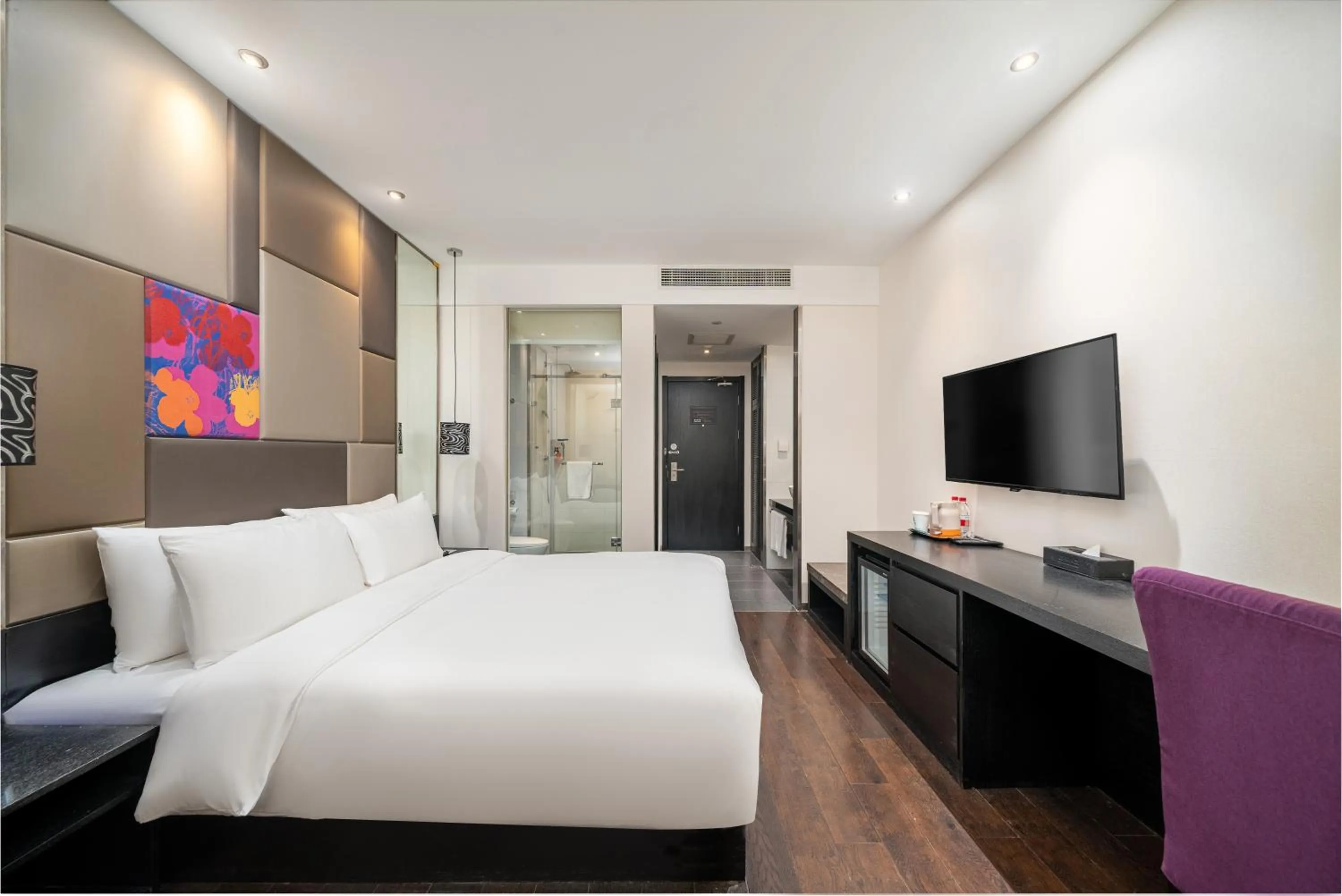Photo of the whole room, Bed in Orange Hotel Shanghai Hongqiao Airport Dingbian Road Subway Station Branch - Free Hongqiao Airport & Hongqiao Train station Shuttle Bus