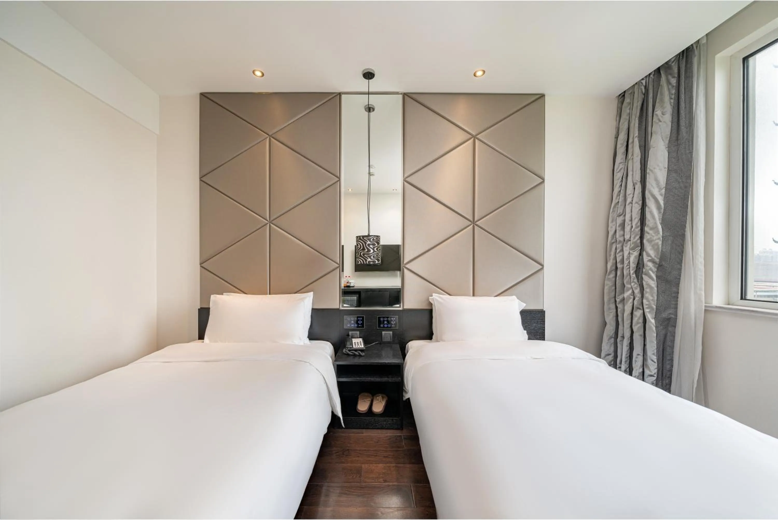 Bed in Orange Hotel Shanghai Hongqiao Airport Dingbian Road Subway Station Branch - Free Hongqiao Airport & Hongqiao Train station Shuttle Bus