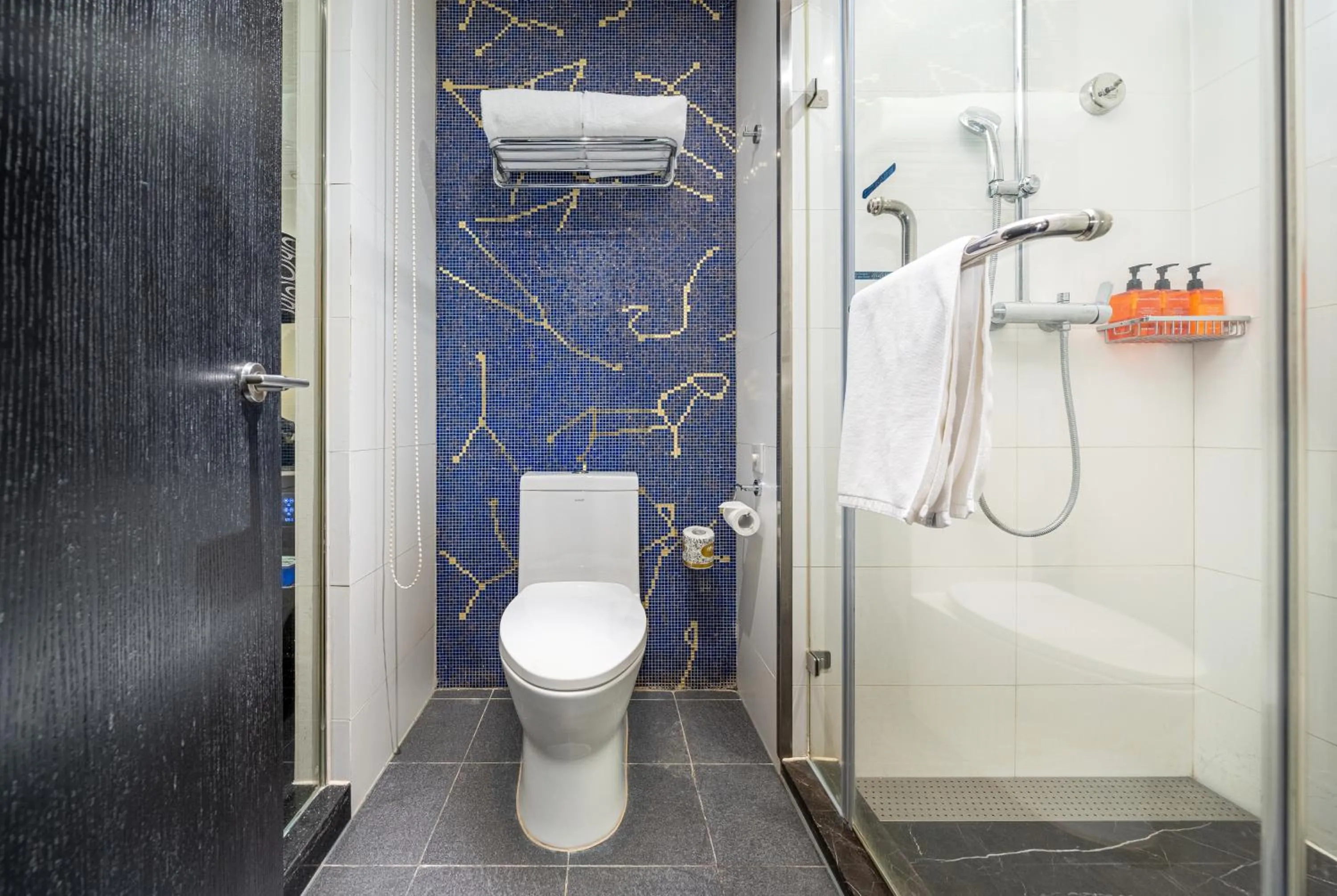 Shower in Orange Hotel Shanghai Hongqiao Airport Dingbian Road Subway Station Branch - Free Hongqiao Airport & Hongqiao Train station Shuttle Bus