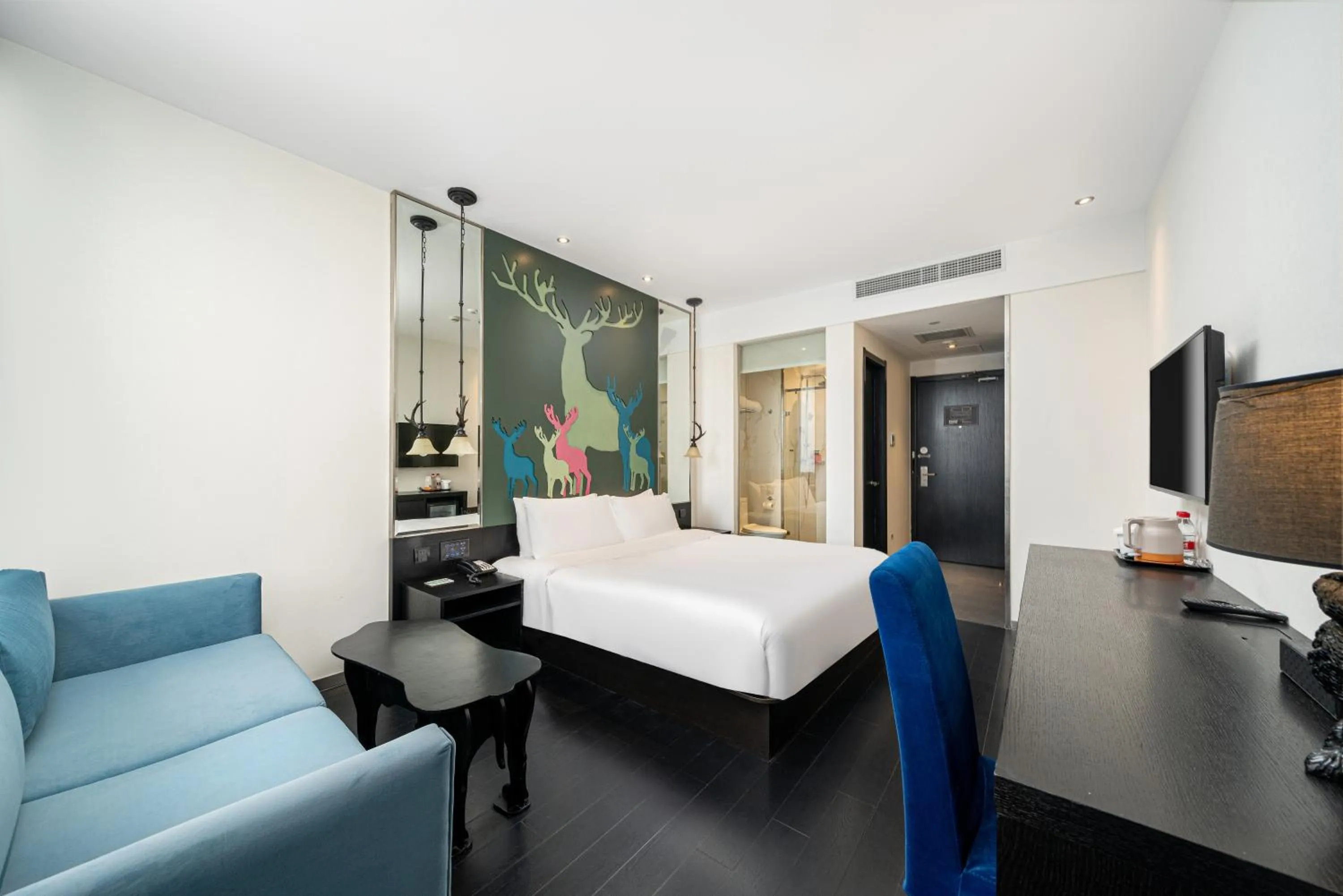 Photo of the whole room, Bed in Orange Hotel Shanghai Hongqiao Airport Dingbian Road Subway Station Branch - Free Hongqiao Airport & Hongqiao Train station Shuttle Bus