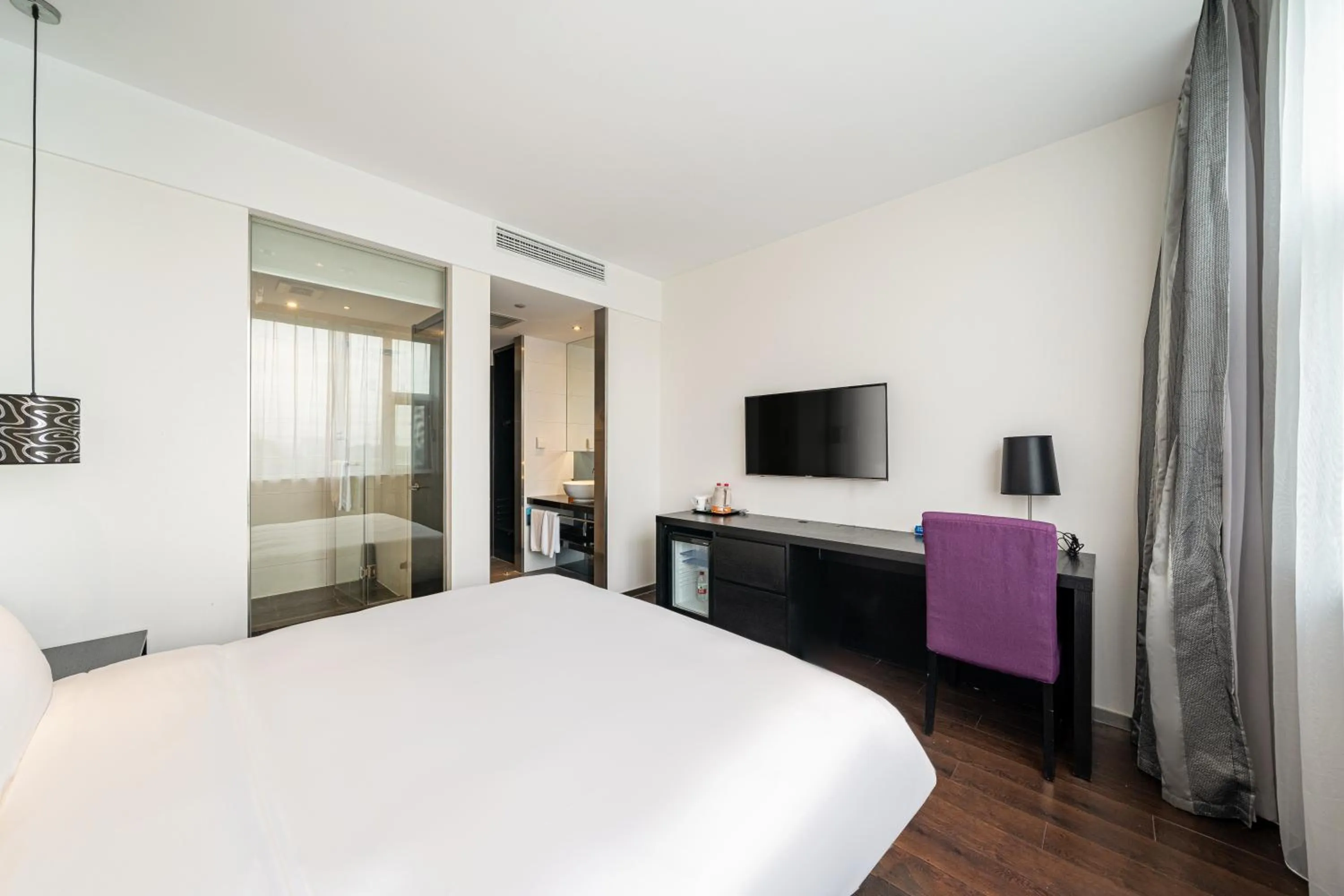 TV and multimedia, Bed in Orange Hotel Shanghai Hongqiao Airport Dingbian Road Subway Station Branch - Free Hongqiao Airport & Hongqiao Train station Shuttle Bus