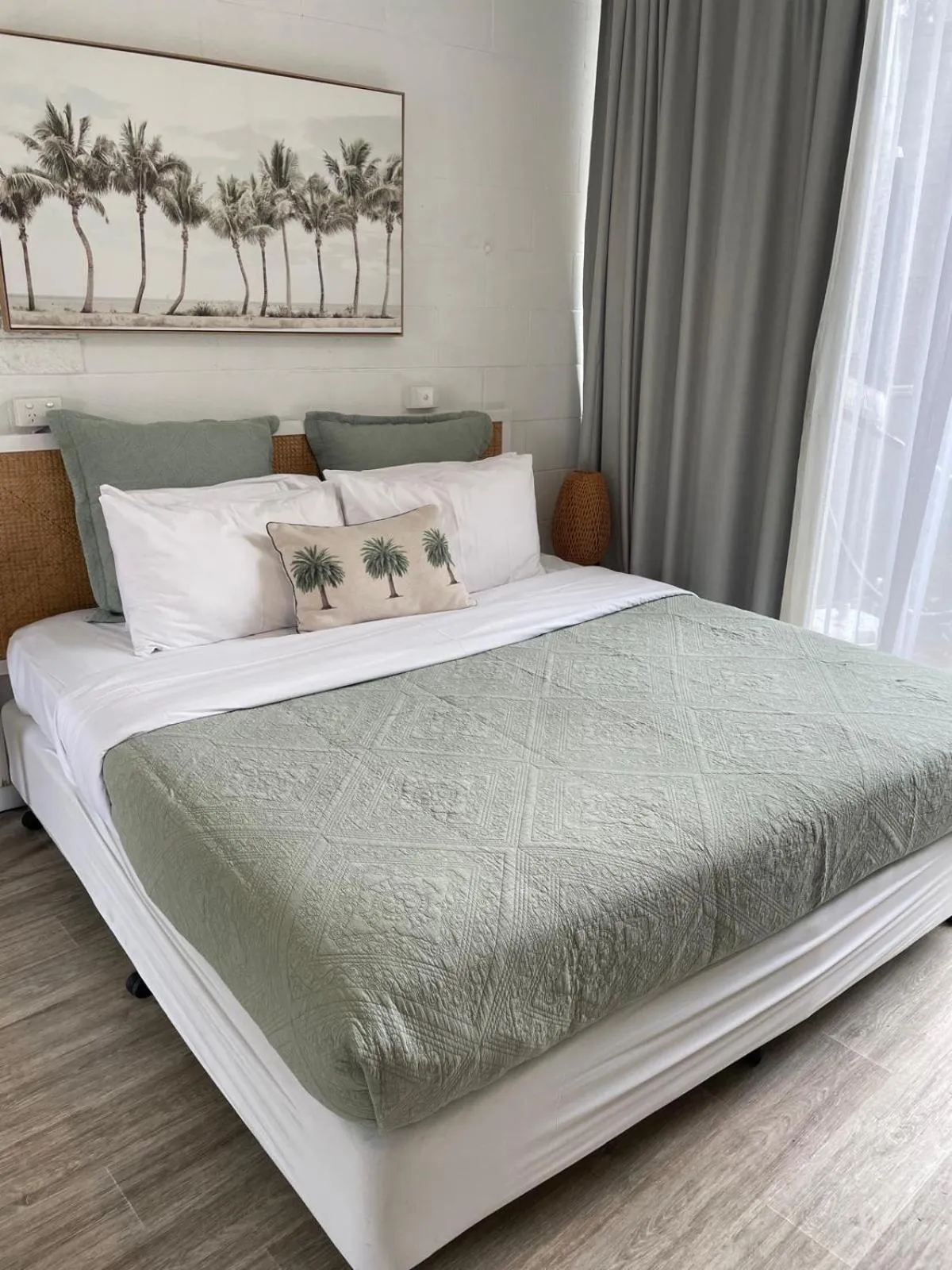 Bed in Peninsula Beach Motel