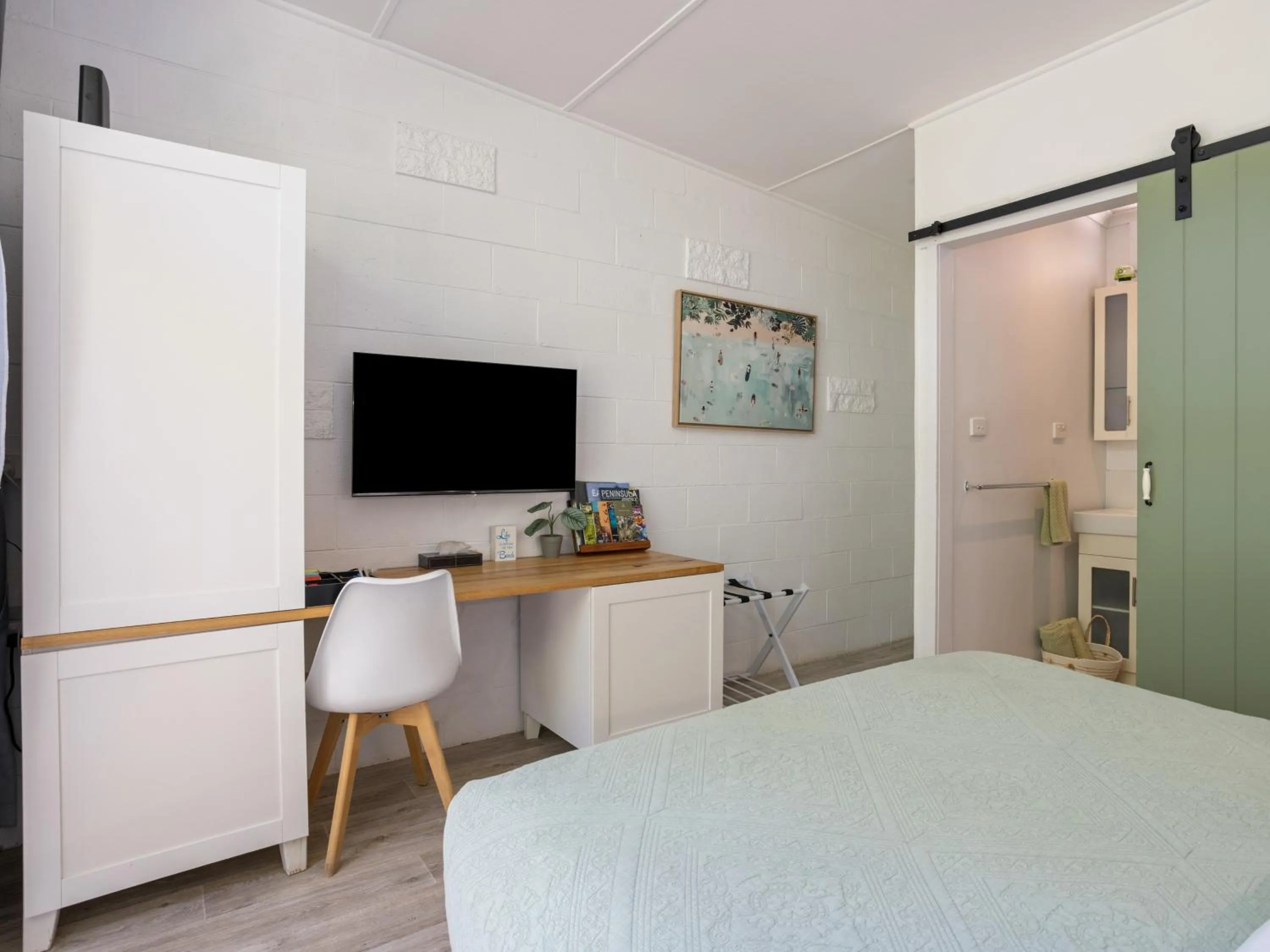 Bed in Peninsula Beach Motel